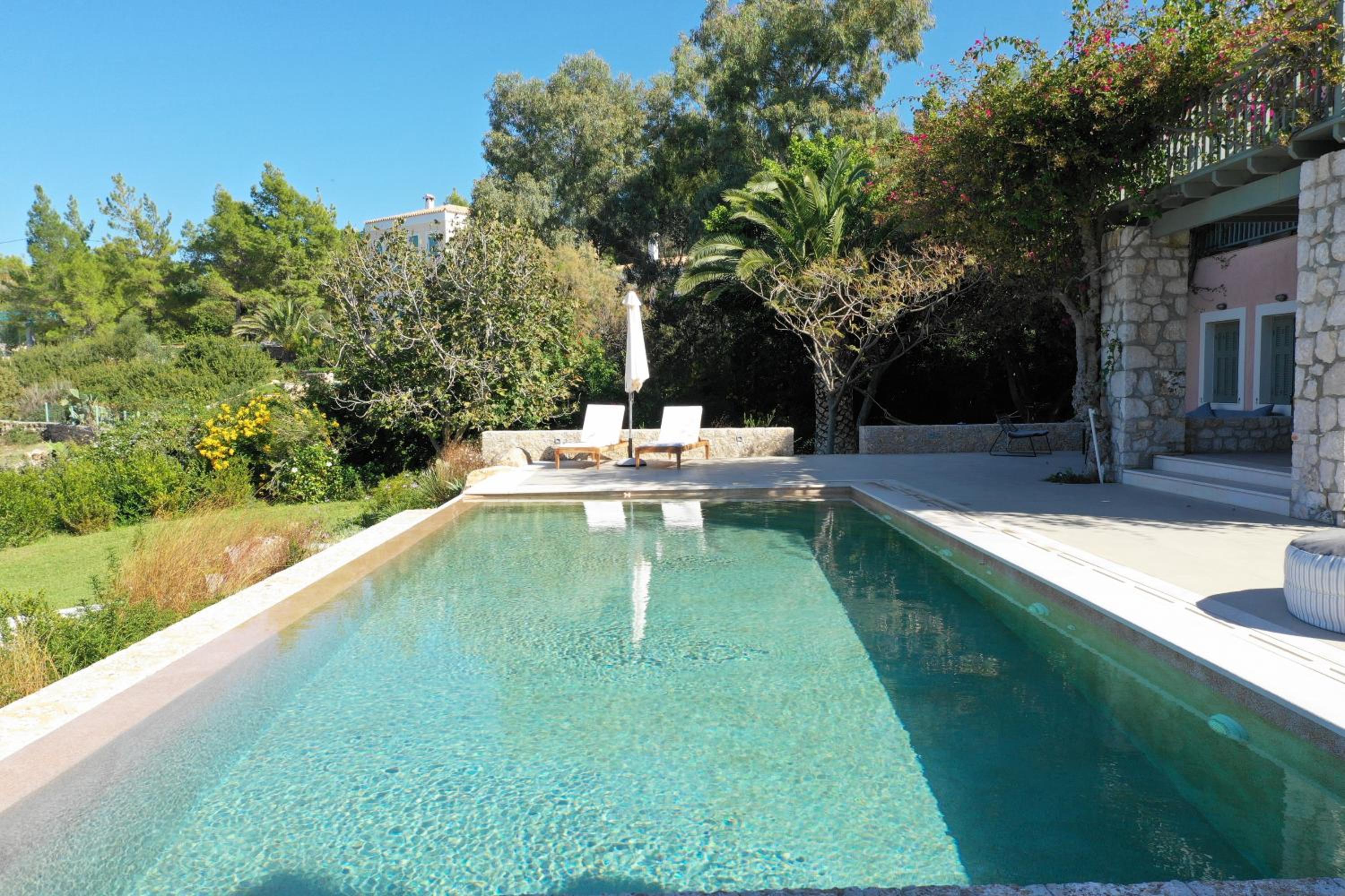 Villa Iris - Luxury traditional beachfront villa with swimming pool