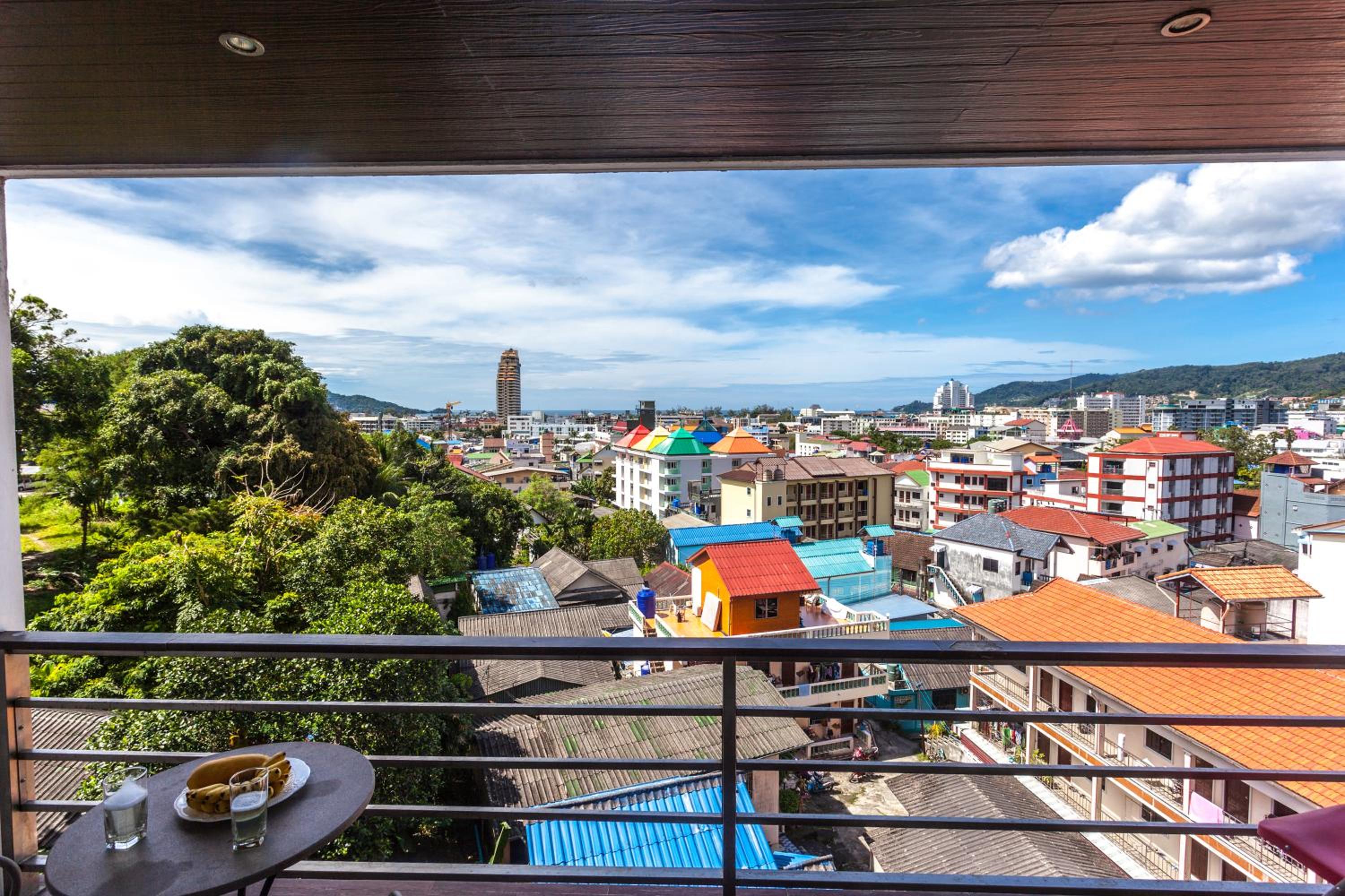 Wazza's Patong Apartment, Smart TV and Fast Wi-Fi view 4
