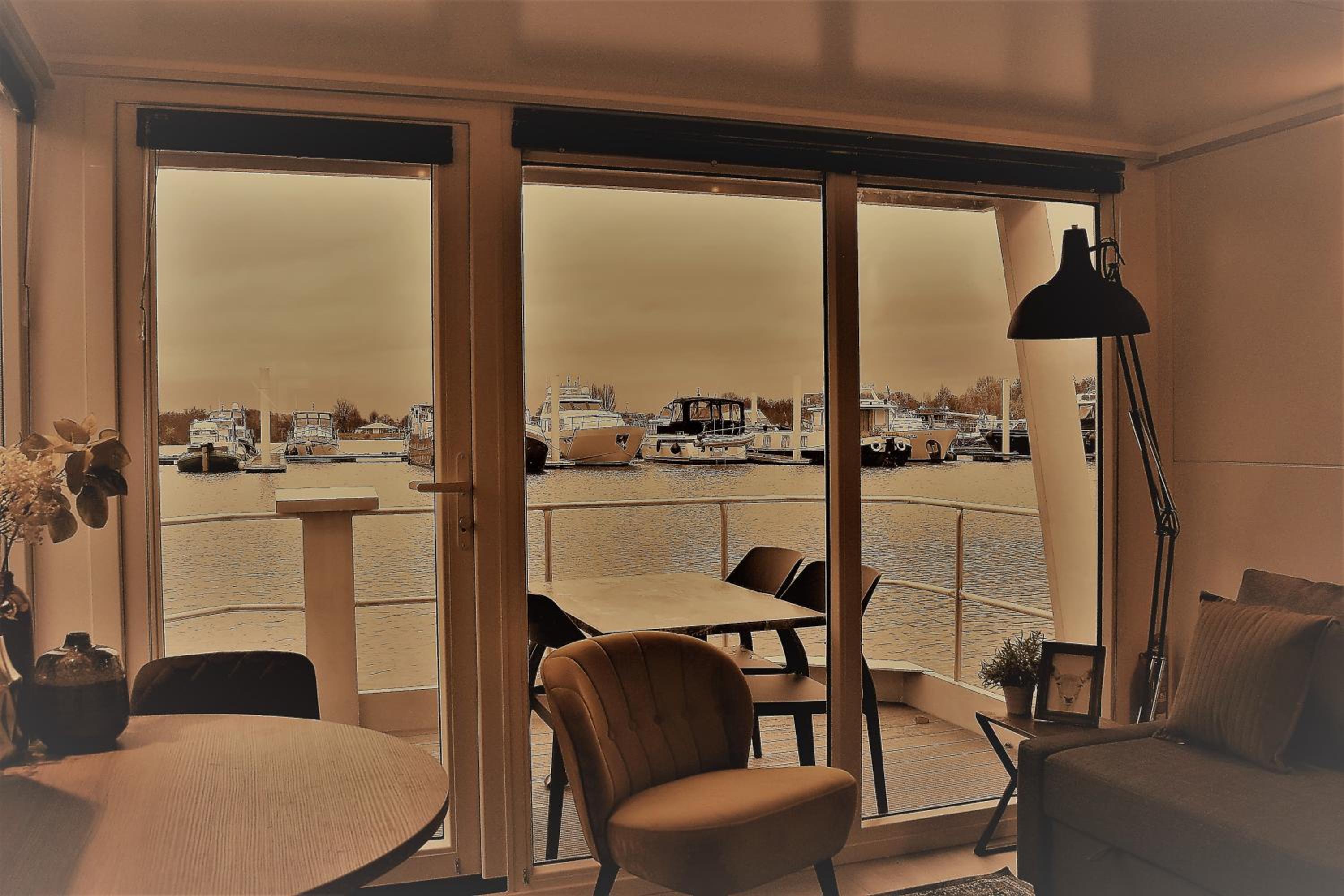 Cozy floating boatlodge "Maastricht". view 3