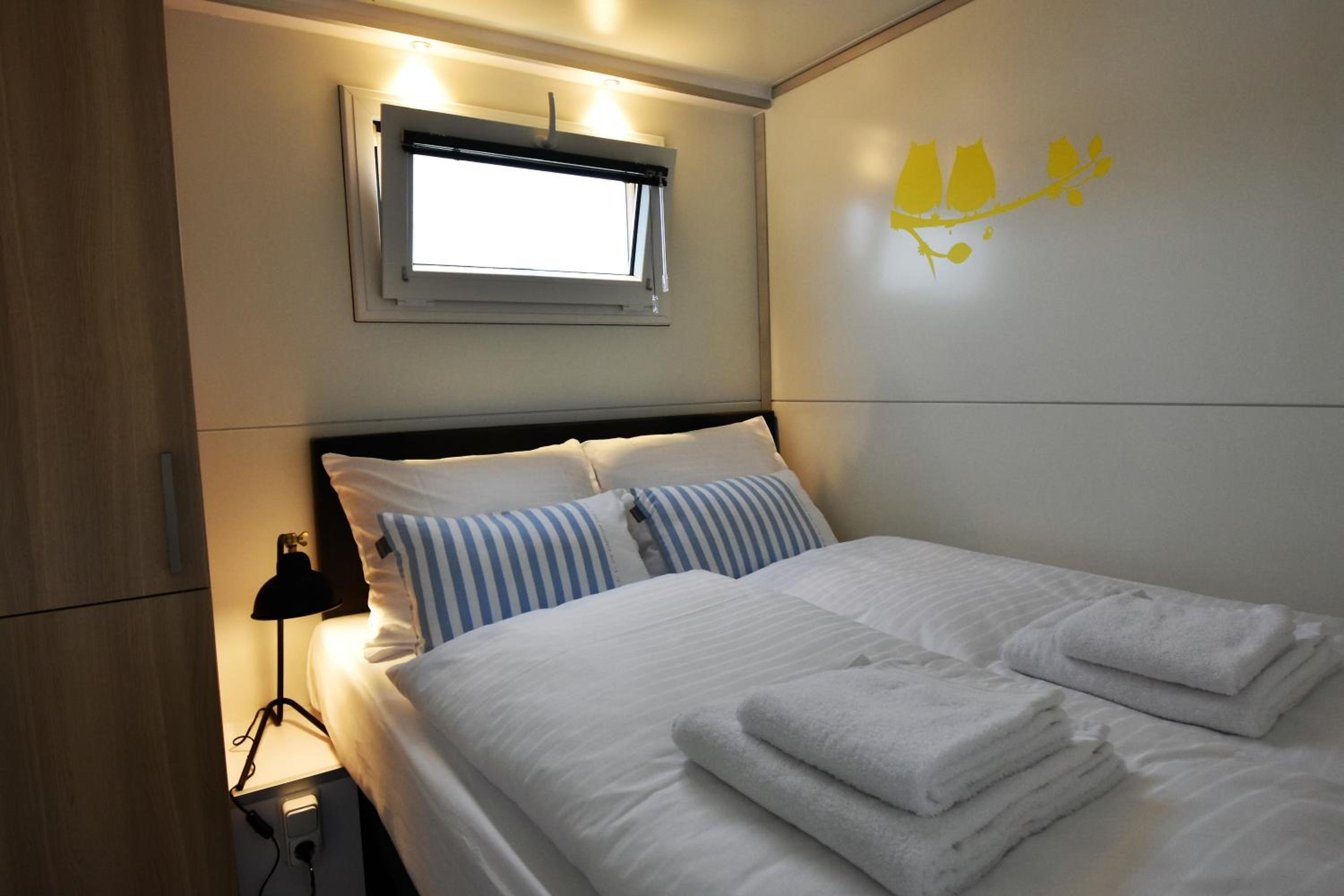 Cozy floating boatlodge "Maastricht". view 5