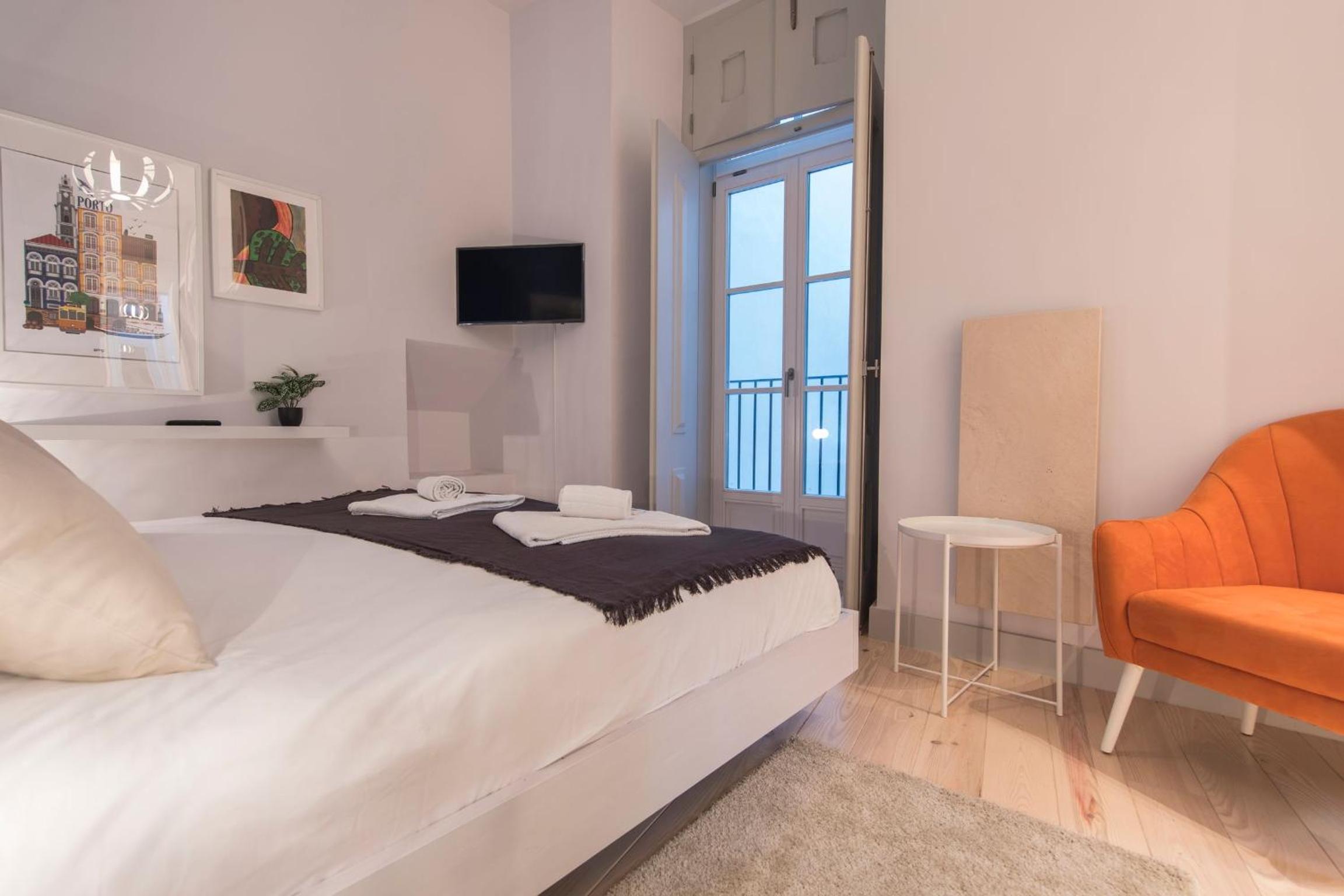 LovelyStay - 3 Bedroom Downtown Wonderwall view 3