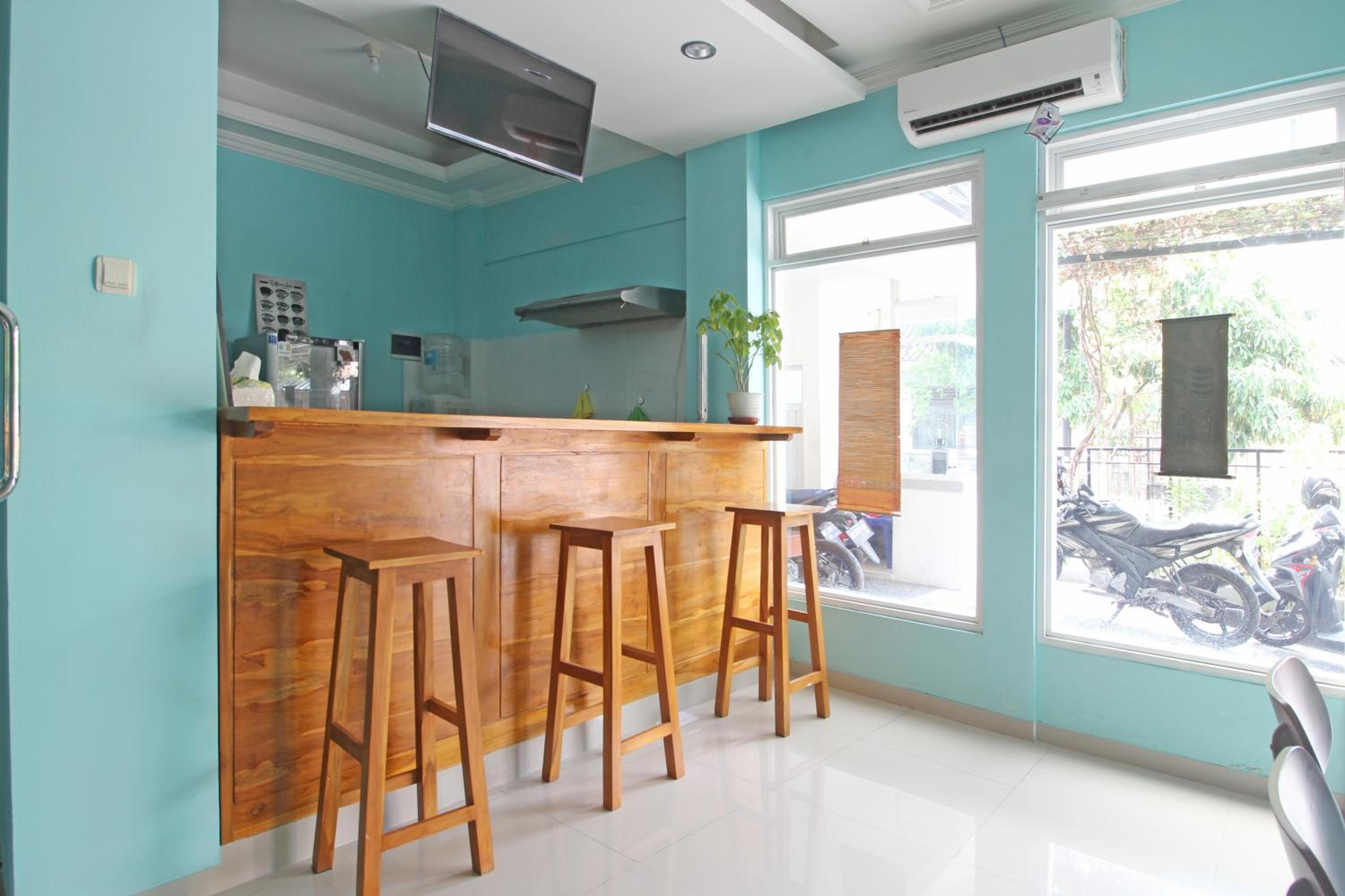 RedDoorz near Solo Balapan Station view 5