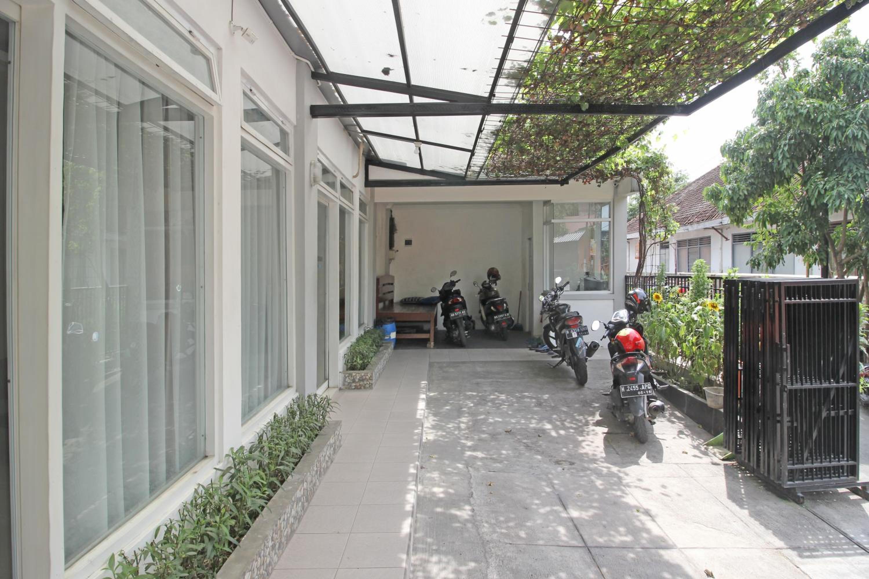 RedDoorz near Solo Balapan Station view 3