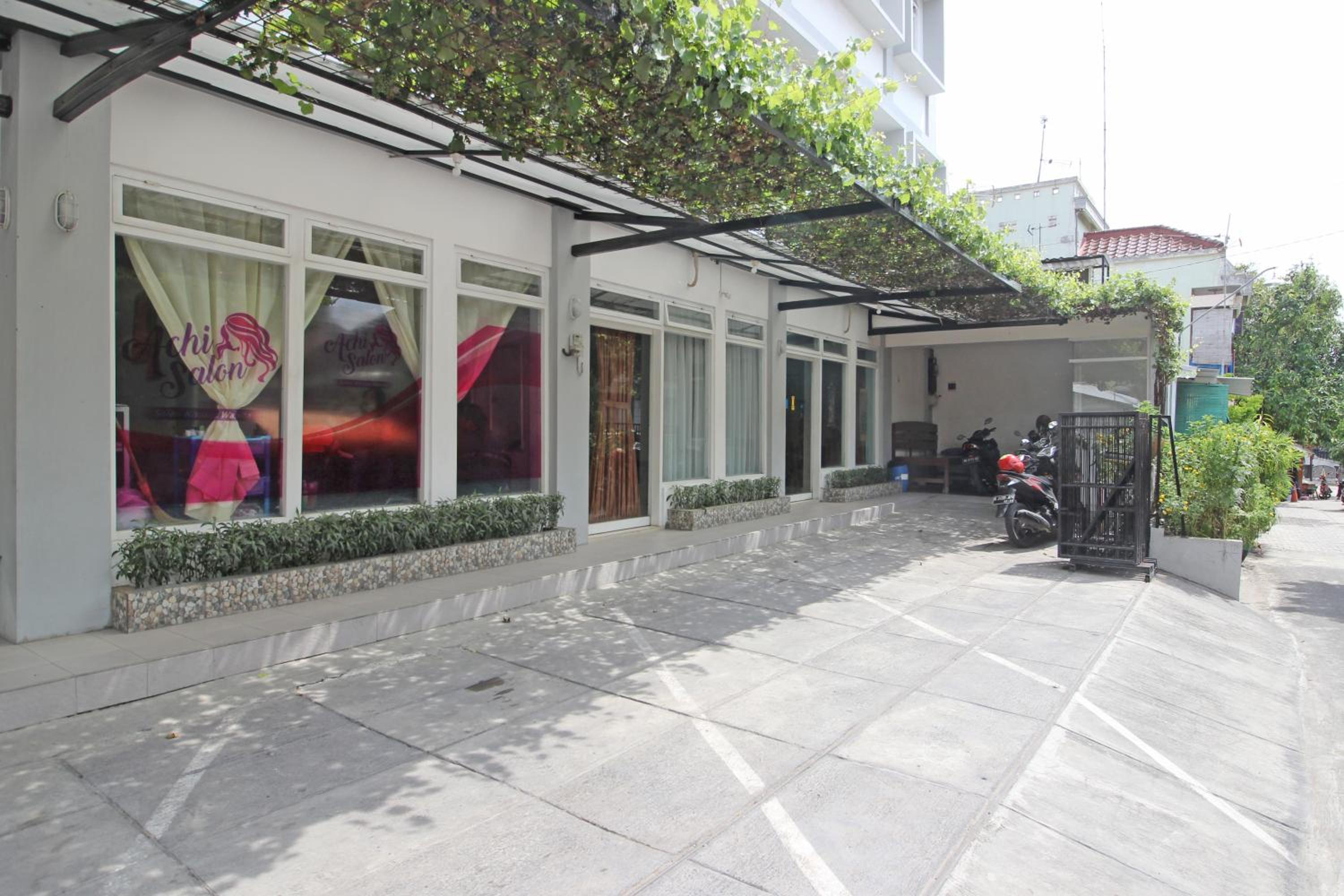 RedDoorz near Solo Balapan Station view 2