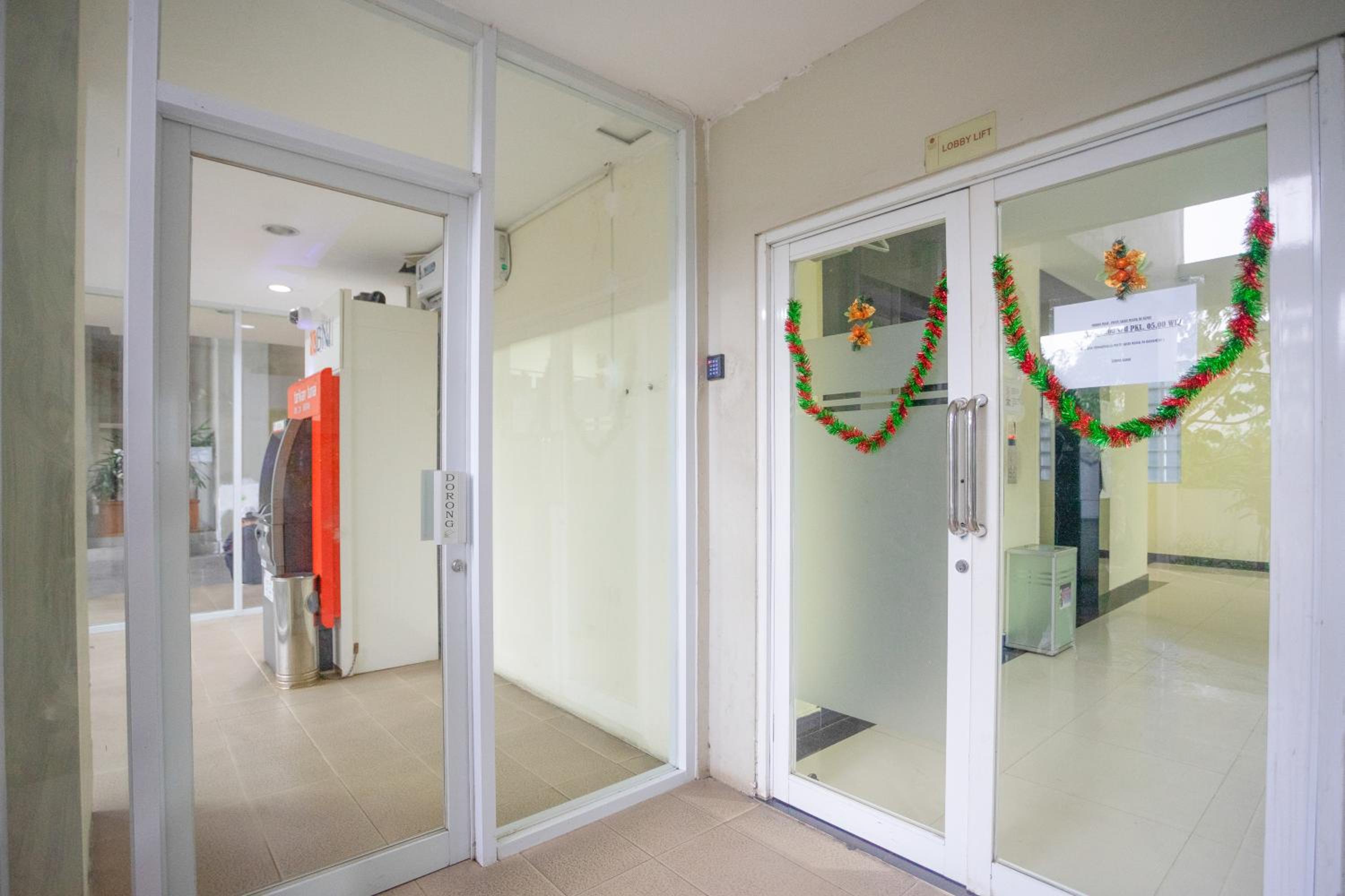 RedDoorz Apartment at Bogor Valley