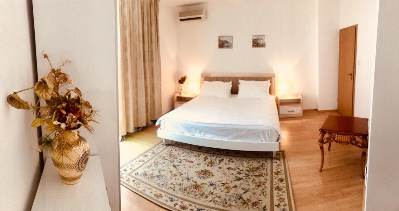 Oasis Suites Apartments and Studios