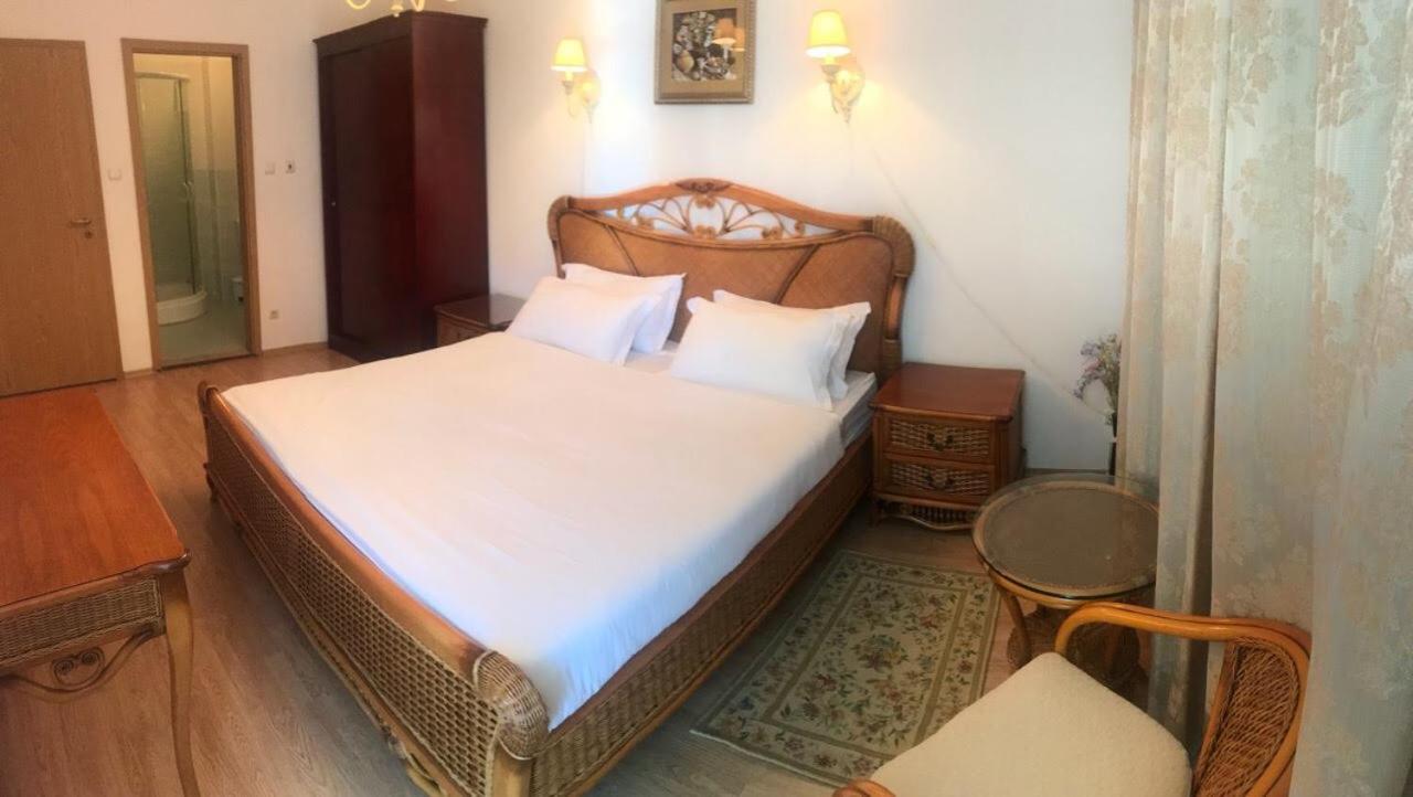 Oasis Suites Apartments and Studios