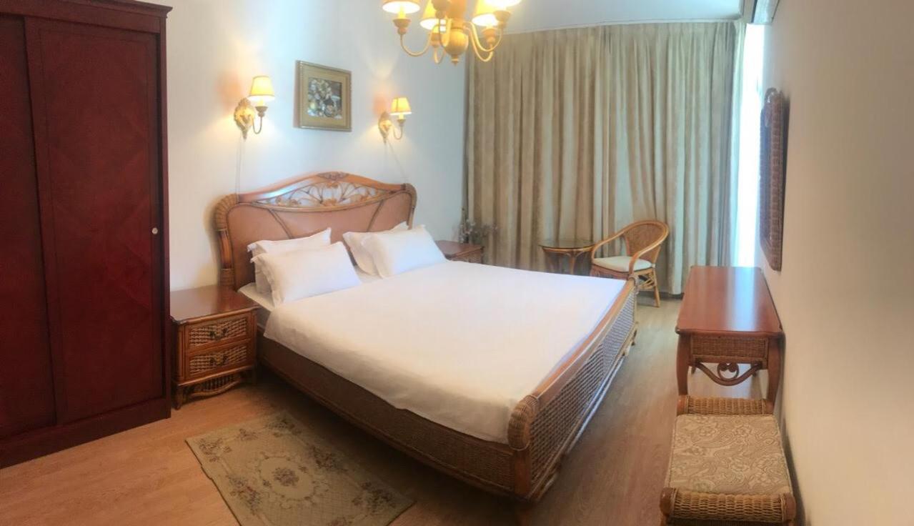 Oasis Suites Apartments and Studios