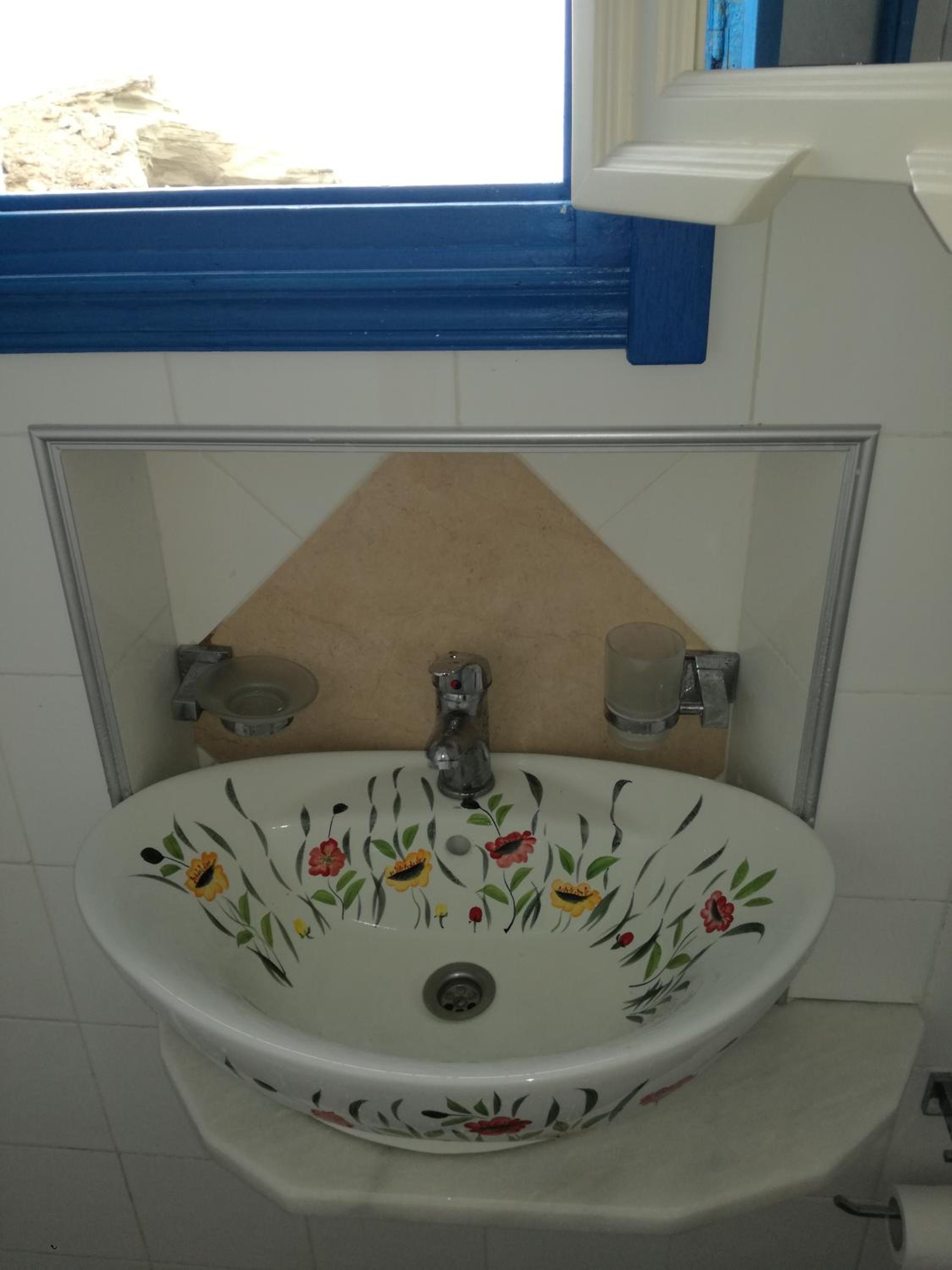 Zorbas Studios en Lefkos Karpathou — bathroom
