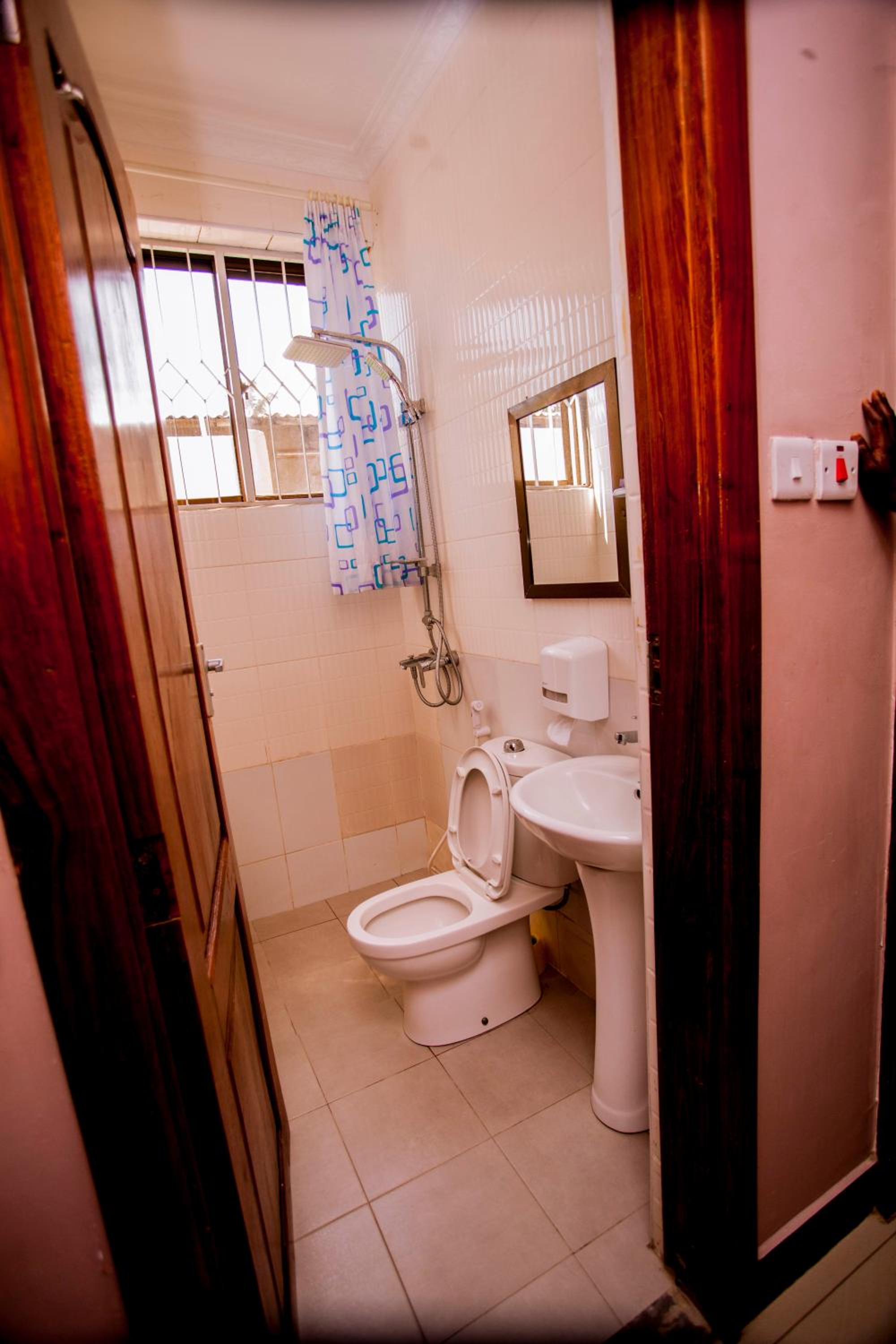 B10 Airport Lodge
