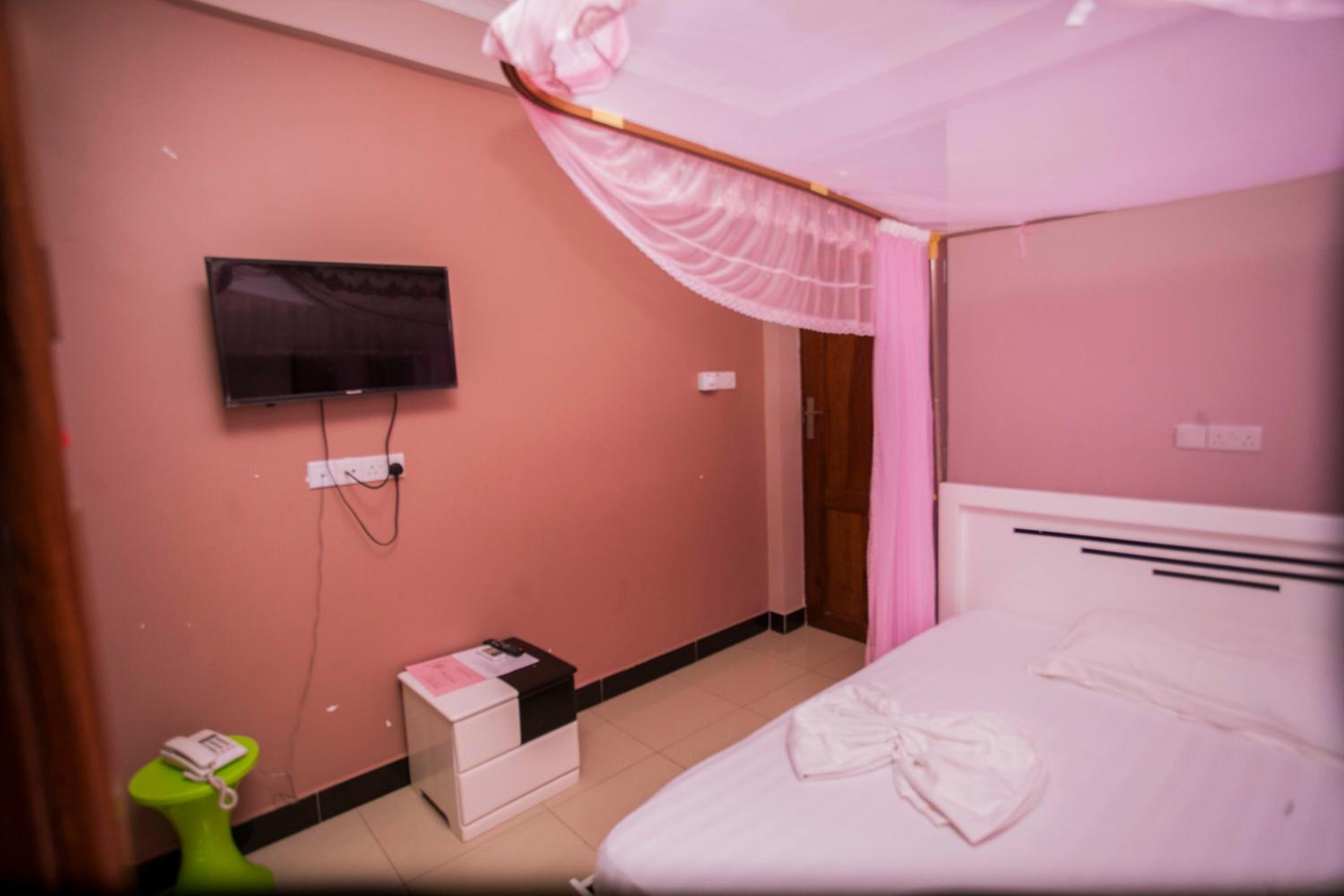 B10 Airport Lodge