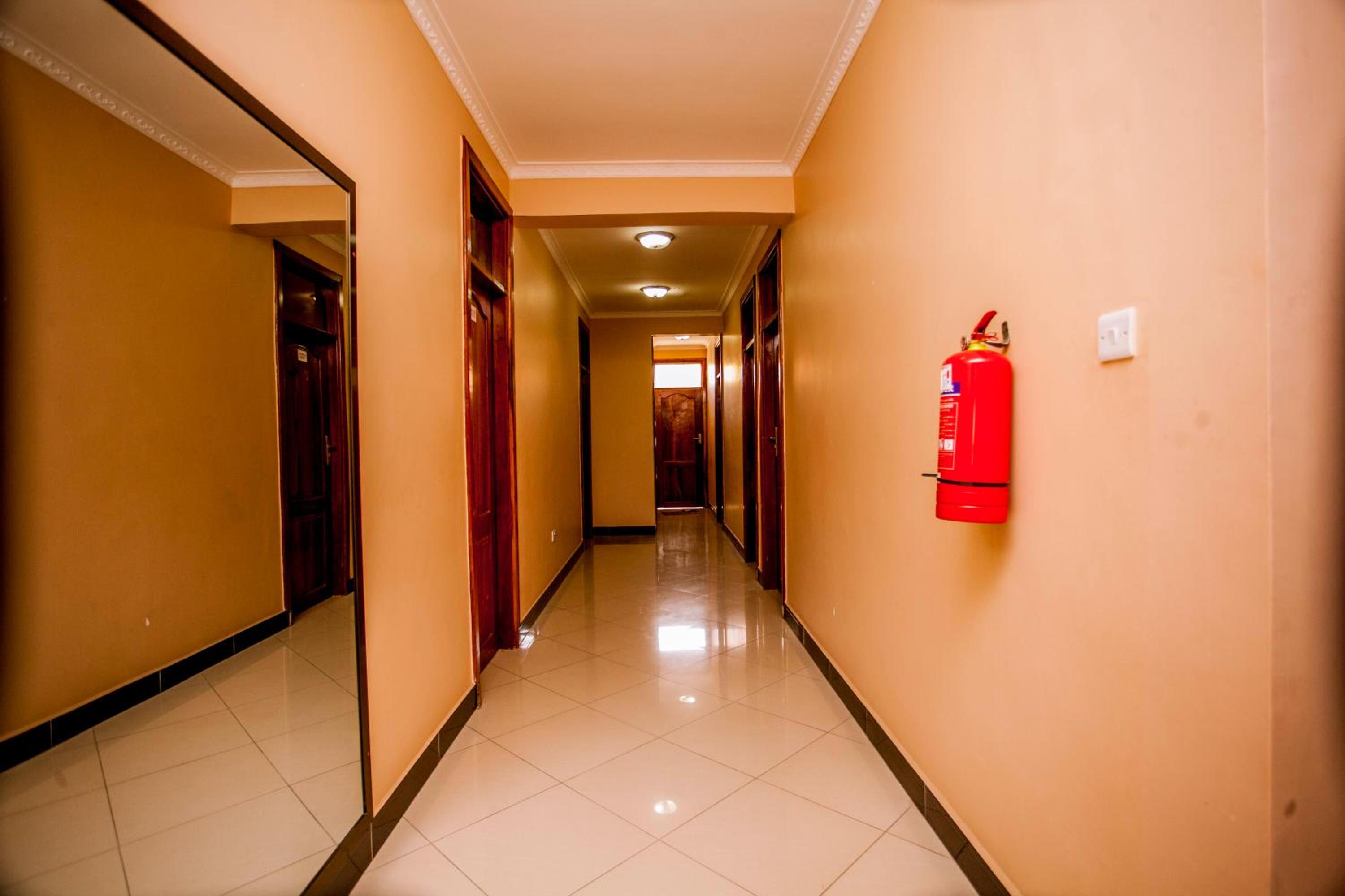 B10 Airport Lodge