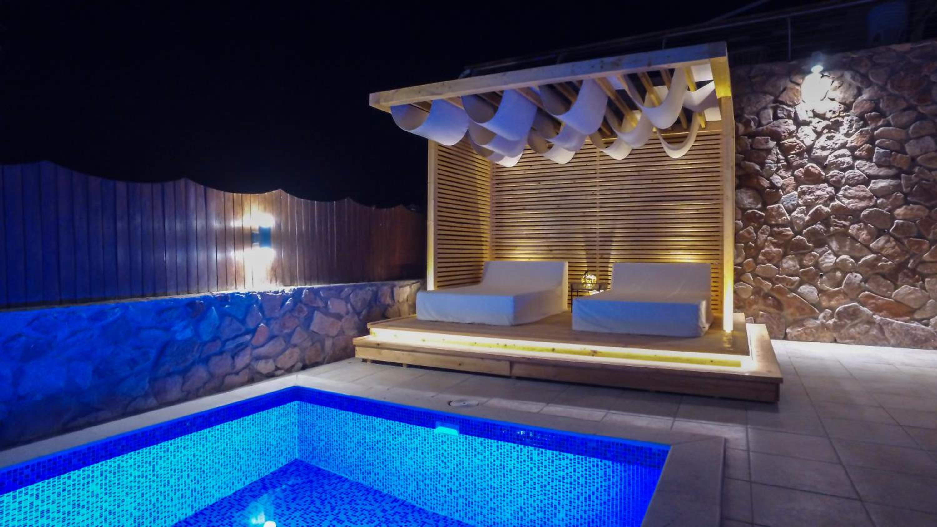 Luxury Suite by the pool