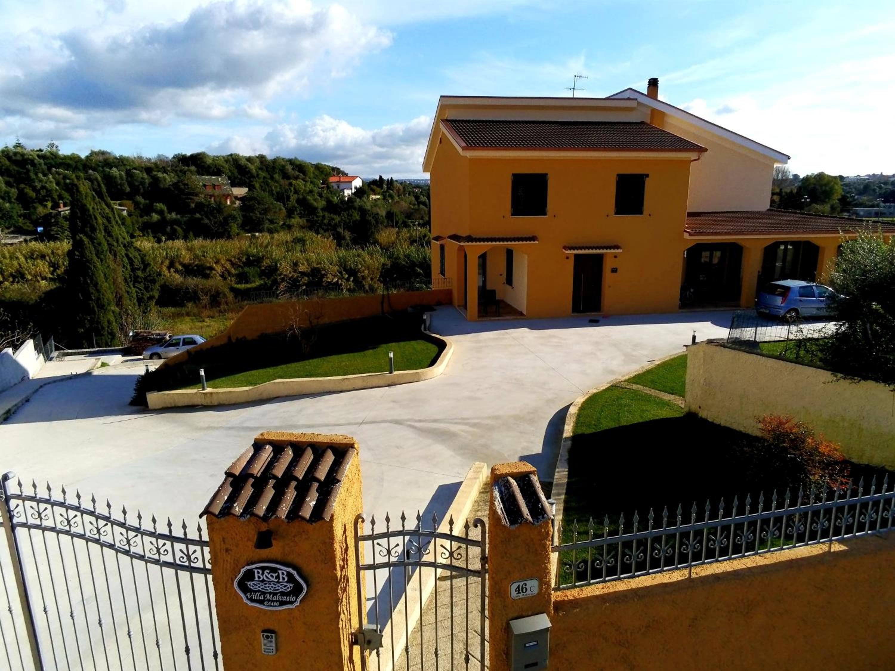 Villa Malvasio - Piscina & Suite Idromassaggio en Sassari — building