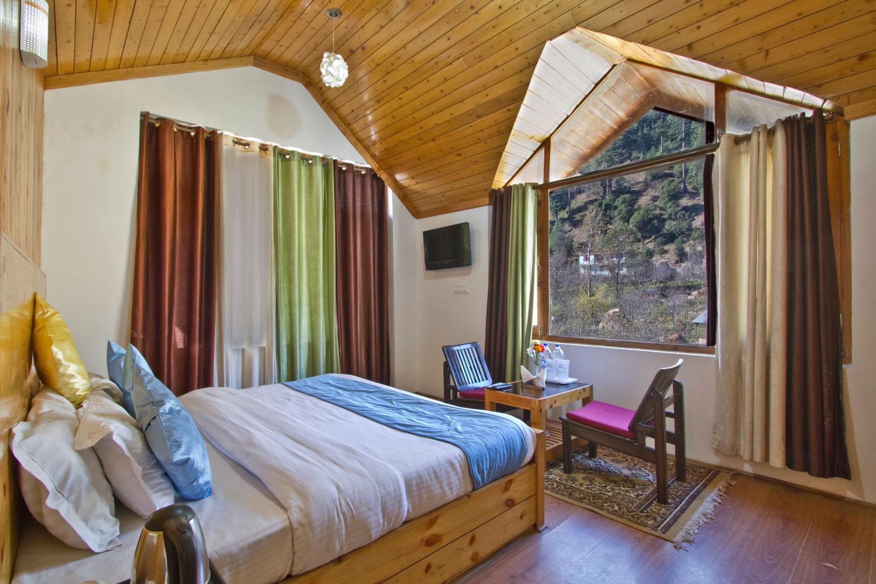 THE CEDAR VILLA AND APARTMENT,Bonefire,Cook,Helper,Kitchen,Lawn,Parking,5 min Drive Mall road view 2