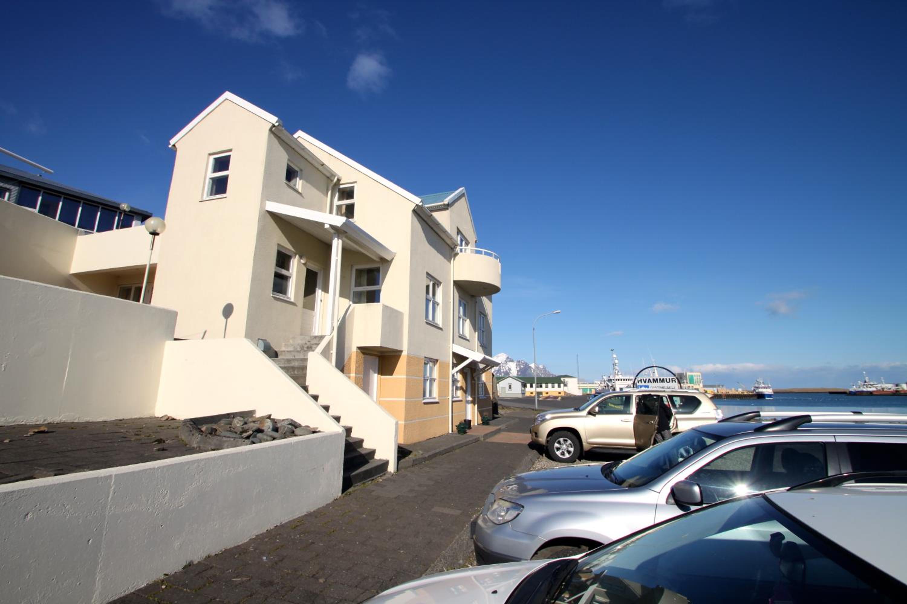 Hvammur Apartments by the Harbour