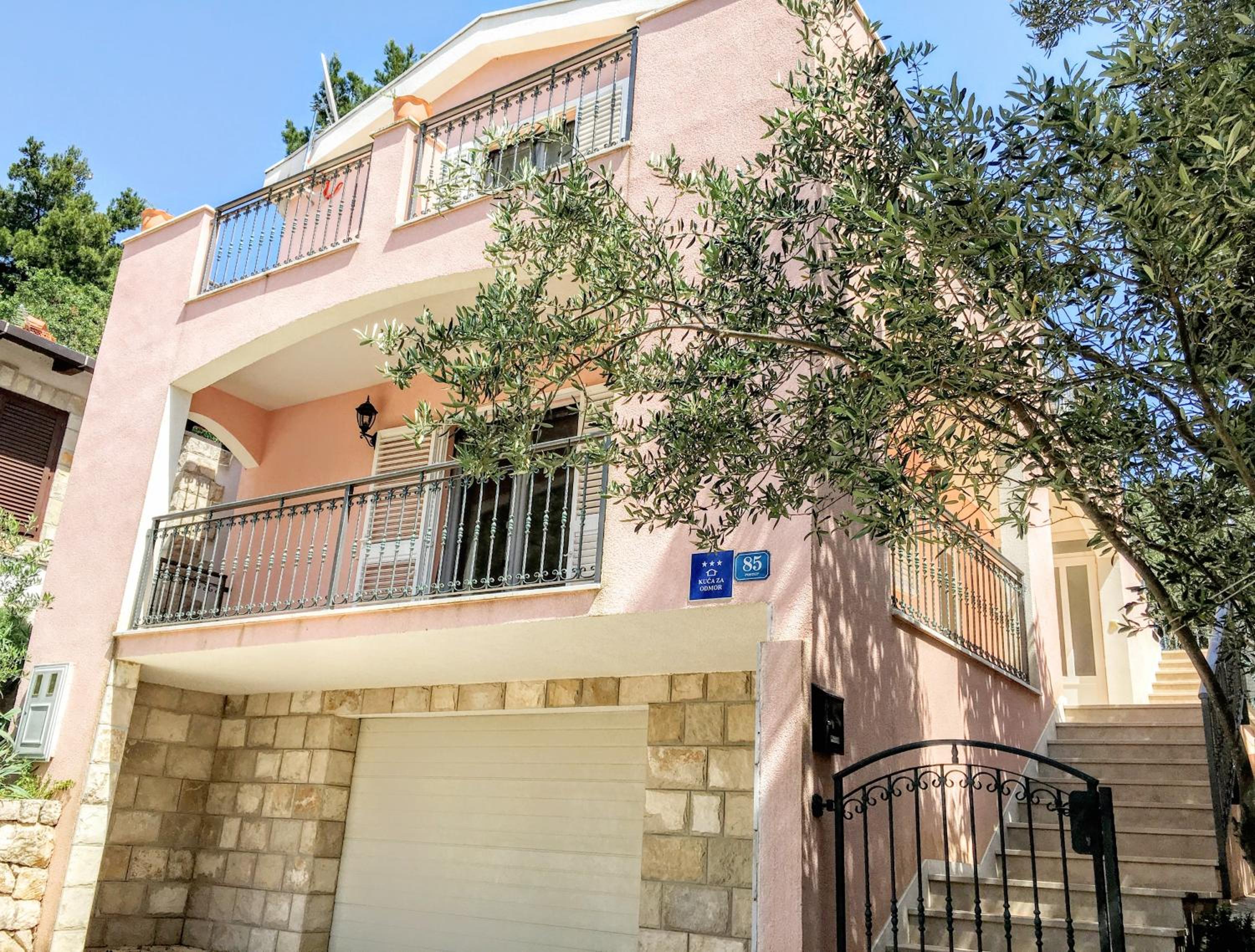 Hotel Charming Mokalo Seaside House next to Beach - Image 1