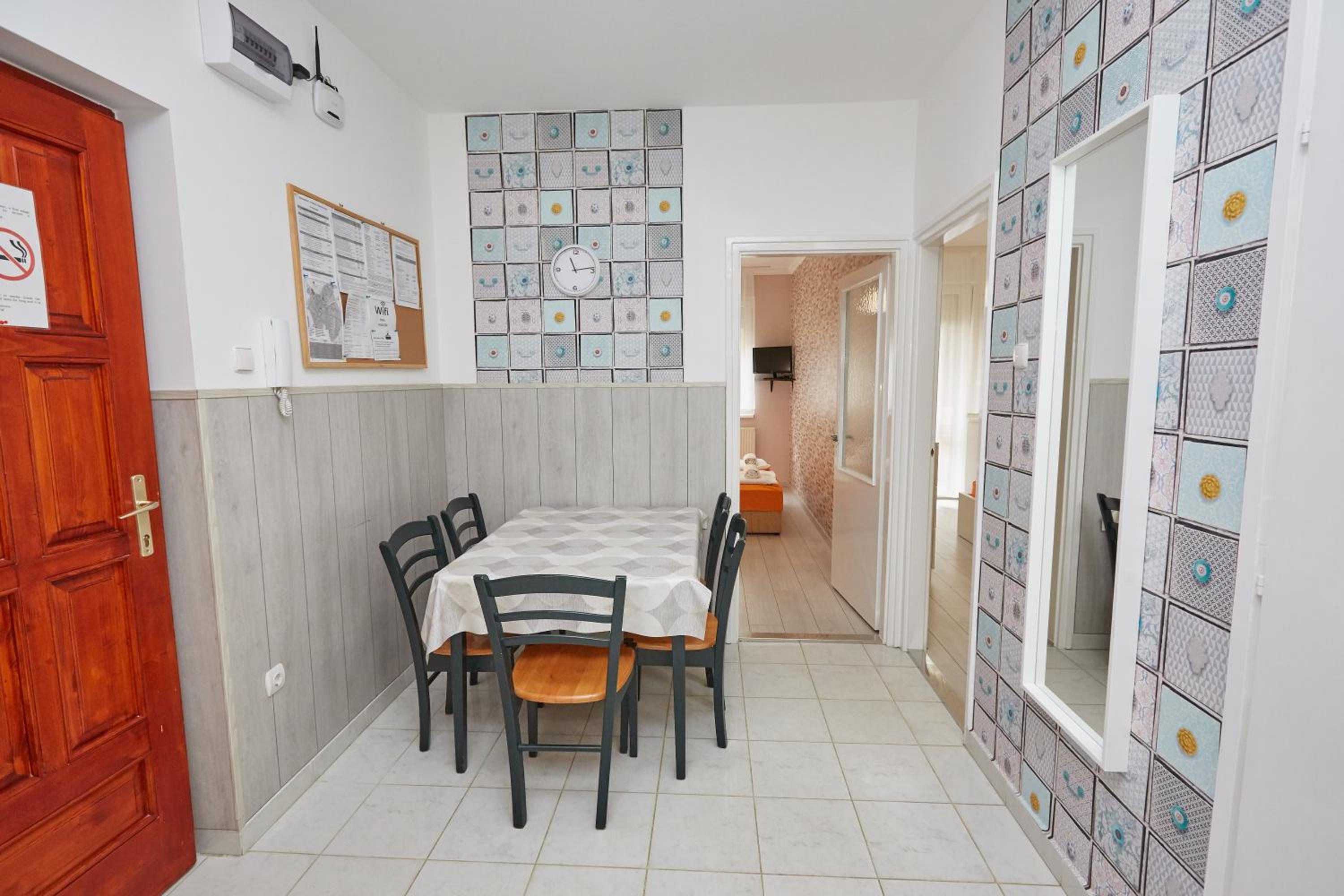 Zoli Apartmanok-Anna Kölcsey 32 view 5