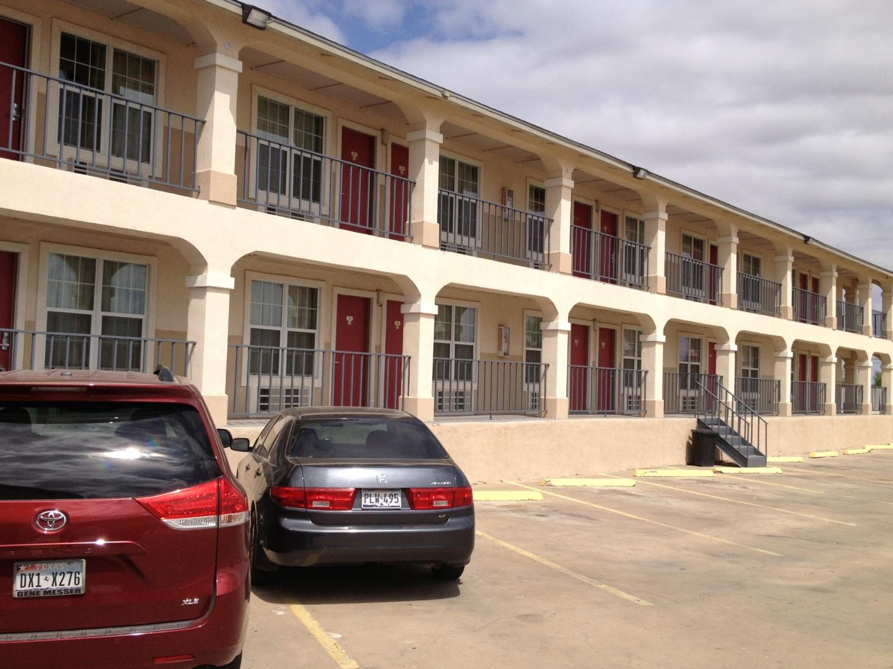 Hotel Villa West Inn - Image 1