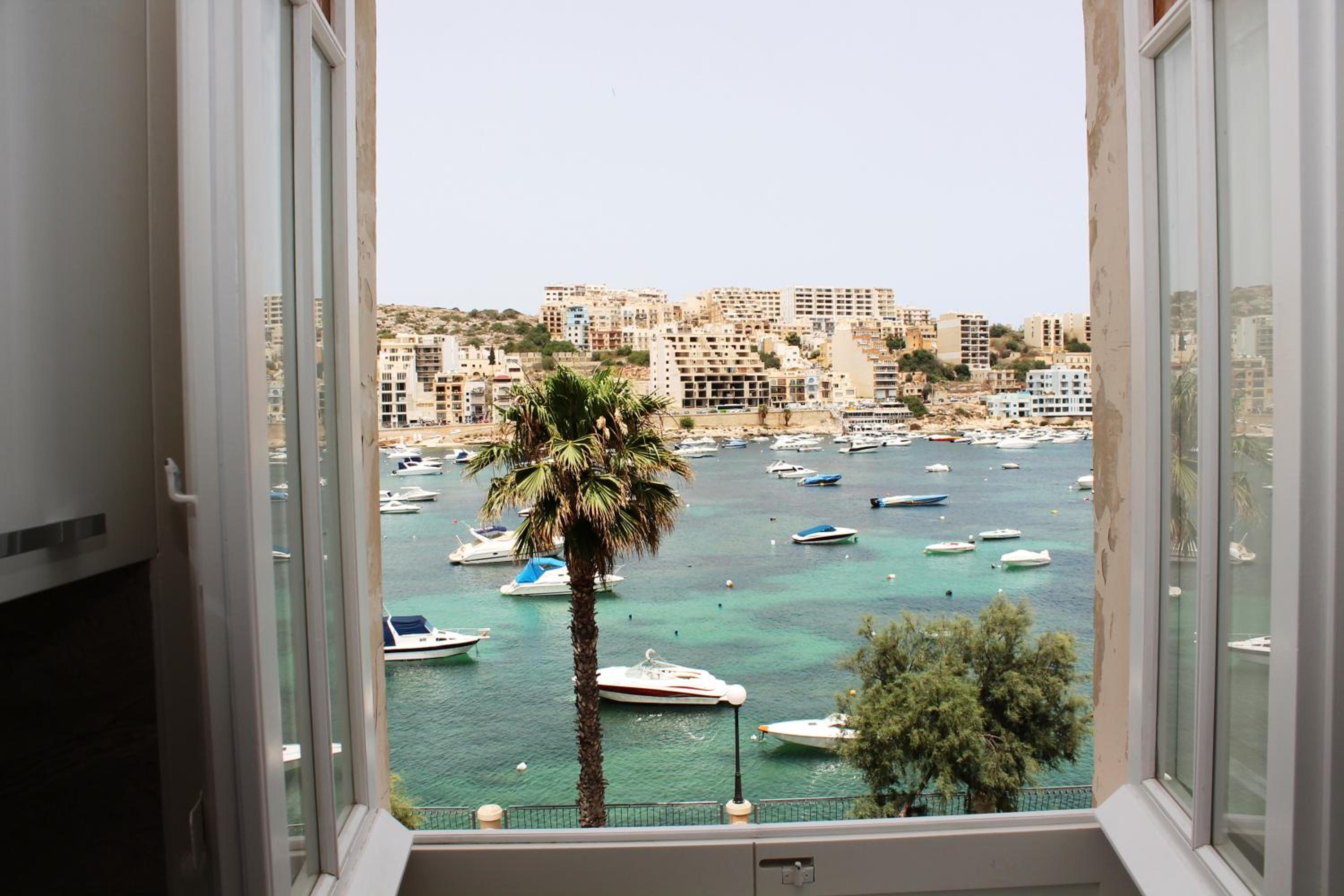Hotel Blue Harbour 3 bedroom seafront apartment with large yard on the promenade - by Getawaysmalta - Image 1