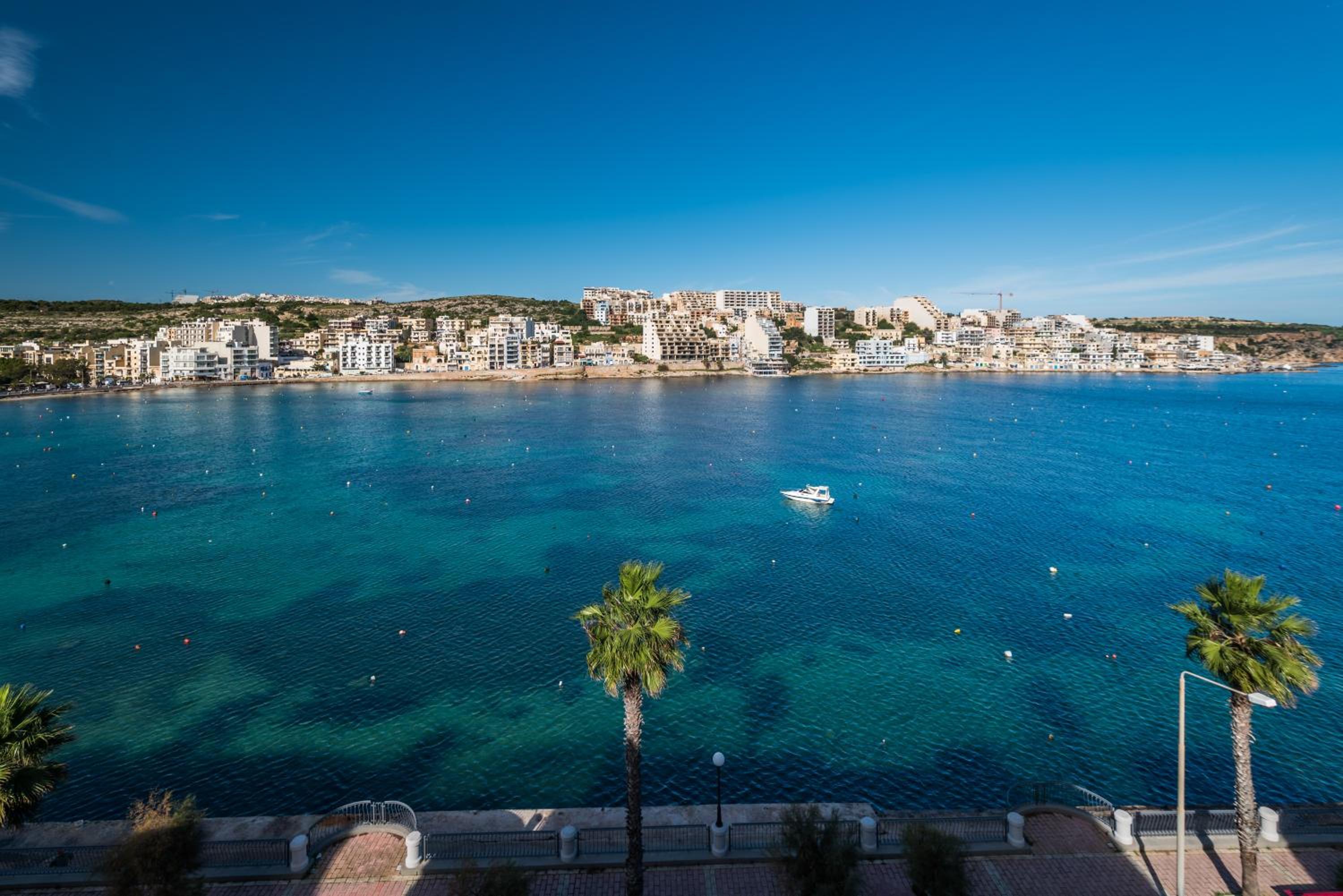 Blue Harbour 3 bedroom seafront apartment with large yard on the promenade - by Getawaysmalta — photo 4