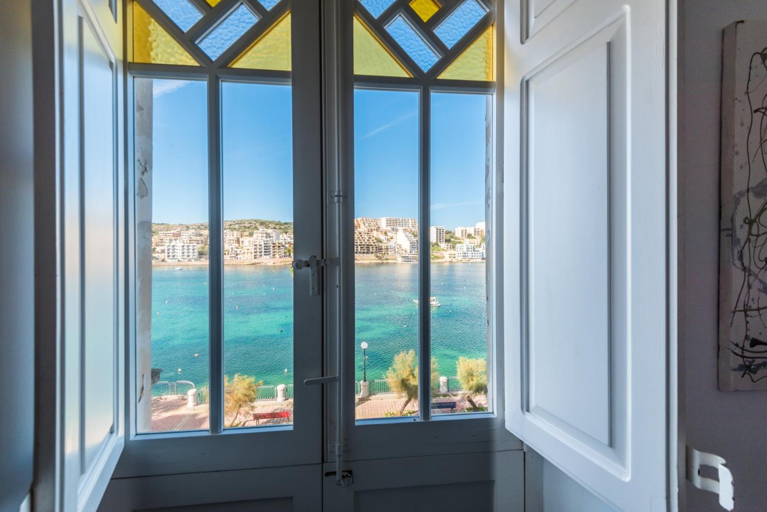 Blue Harbour 3 bedroom seafront apartment with large yard on the promenade - by Getawaysmalta — photo 5