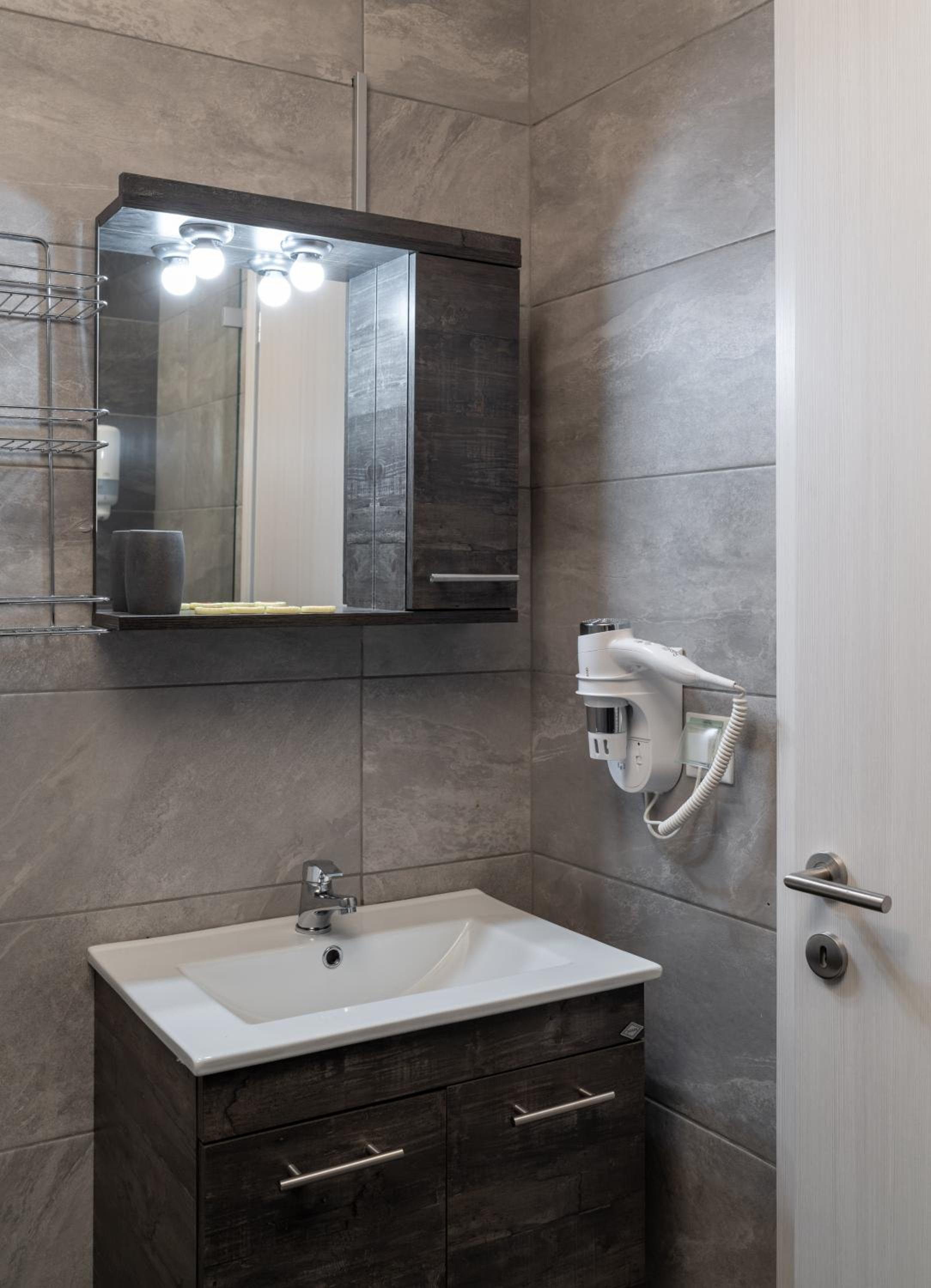 Alekos Apartments 2 Netflix, Self Check-In