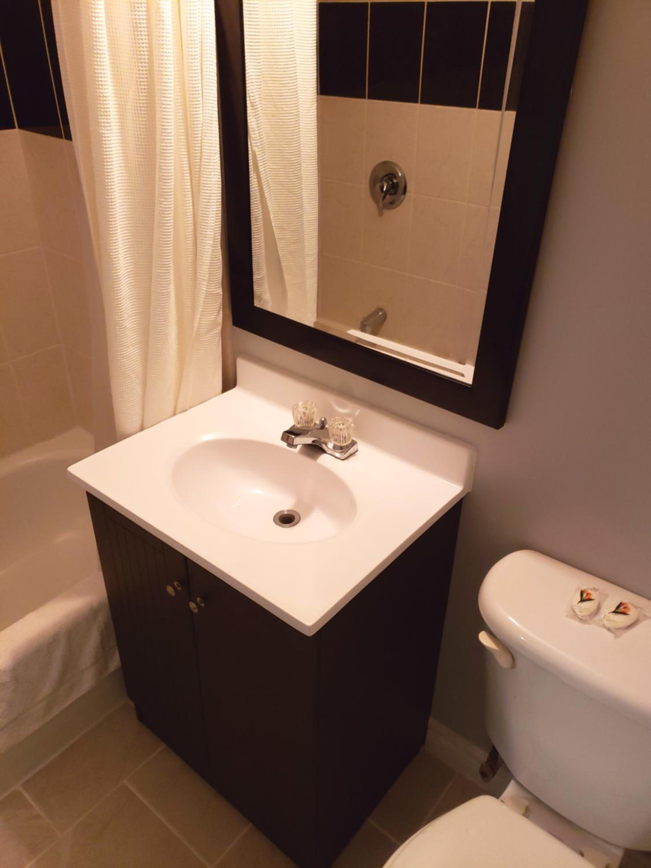 Cornwall Vacations - Regency Inn  Suites - Property Image 4