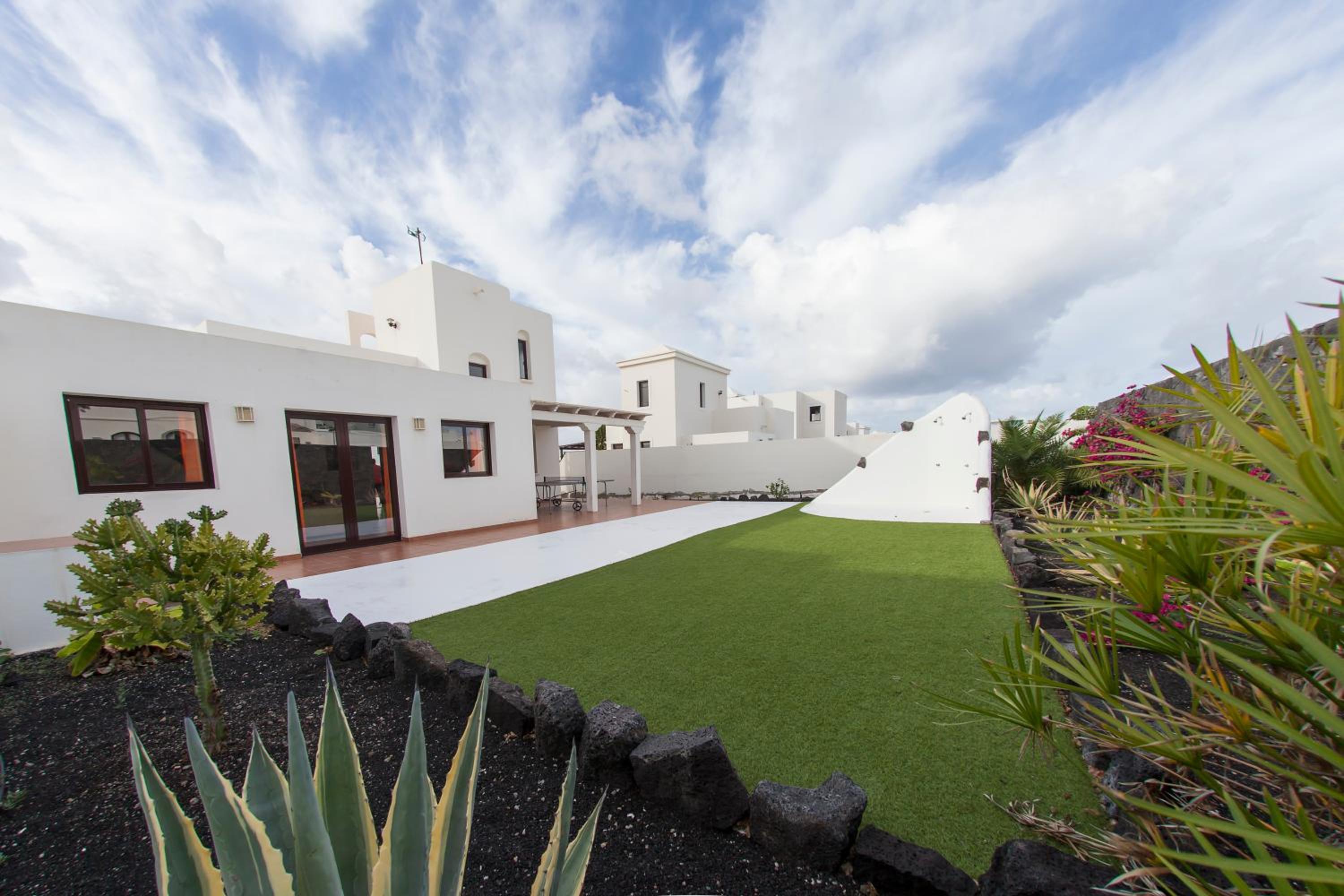 Villa Sunset Faro Deluxe & Spa Pool view 4
