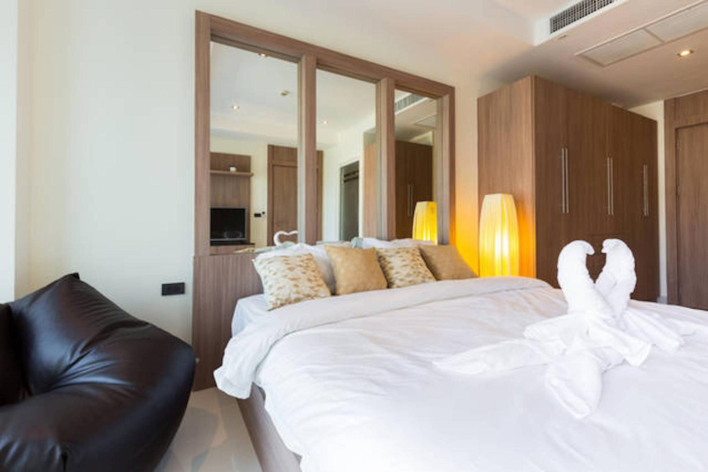 Nam Talay Jomtien Beach - Rooftop Ocean View - Close to Beach, Pool & Gym