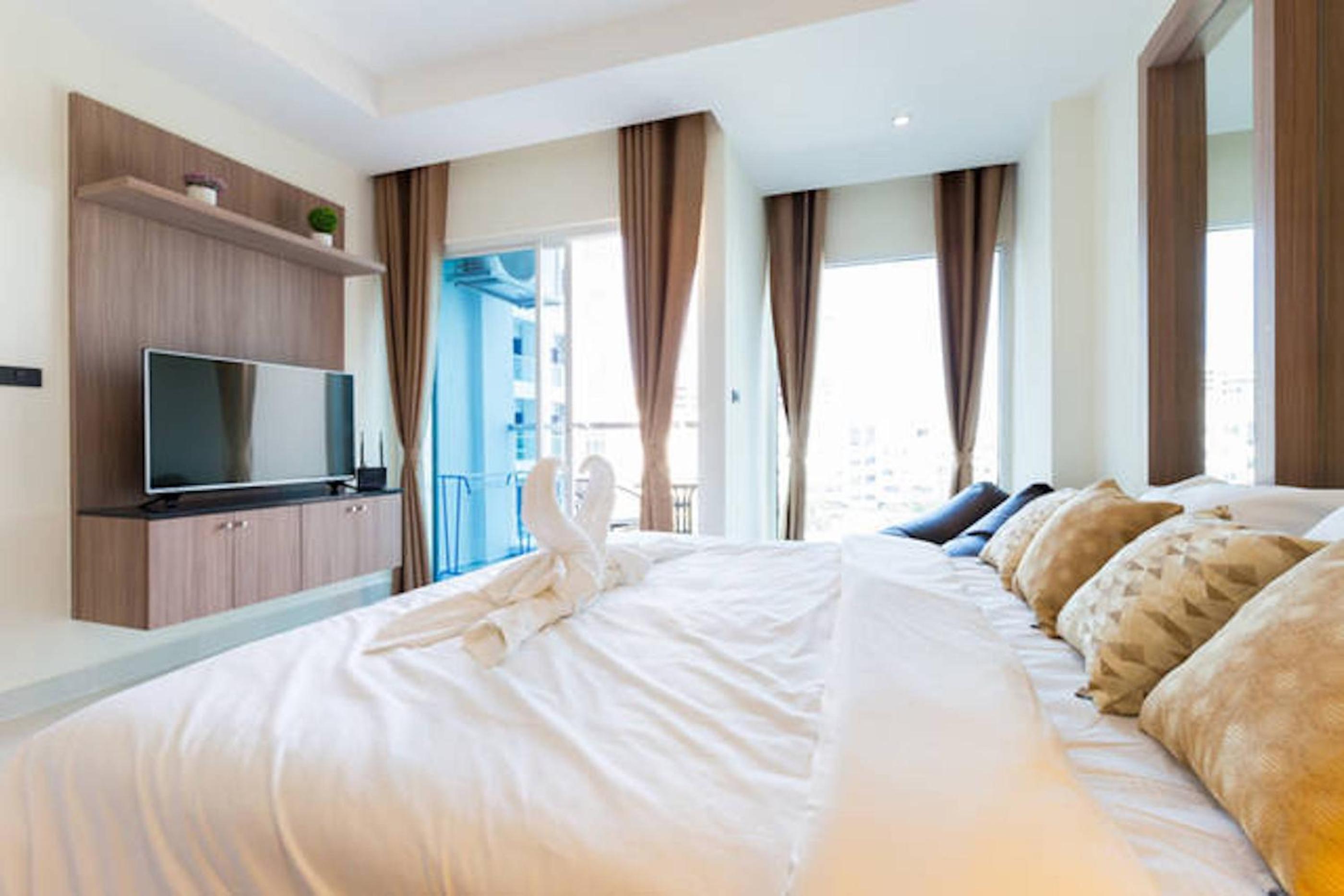 Nam Talay Jomtien Beach - Rooftop Ocean View - Close to Beach, Pool & Gym
