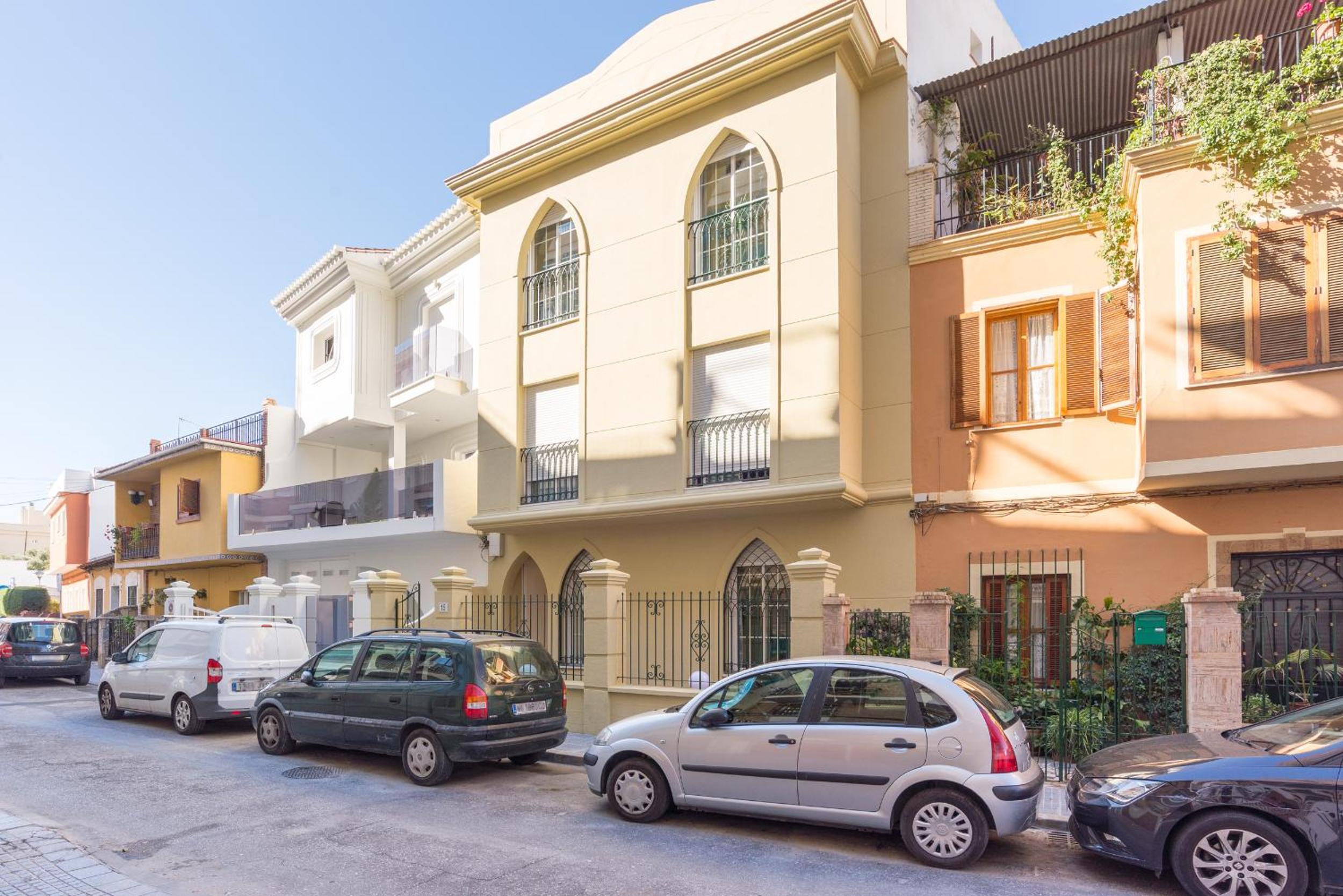 GR0-Quiet apartment, Private backyard, Walk to Old Town