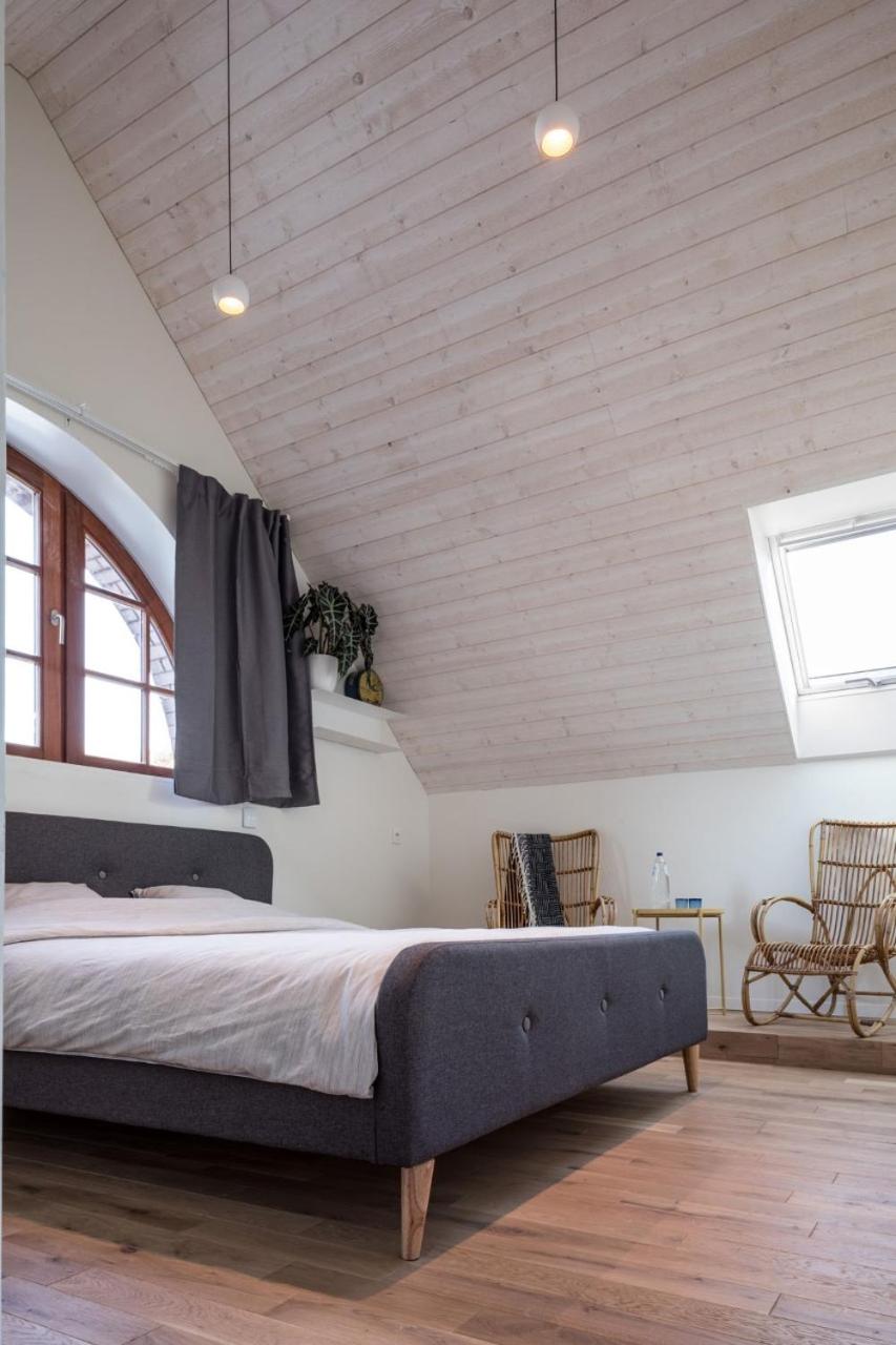 b room