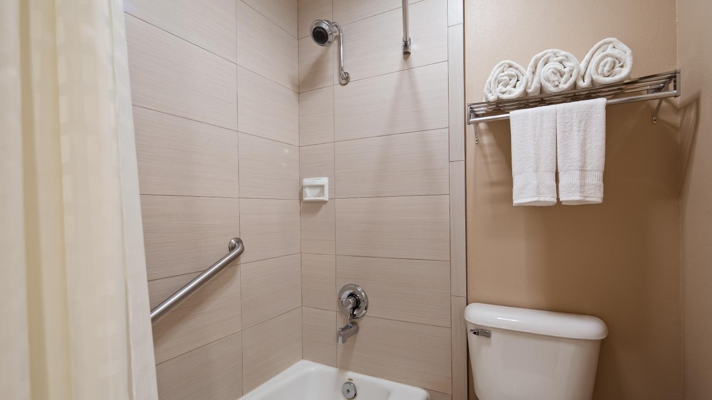 Oxnard Vacations - Best Western Oxnard Inn - Property Image 42