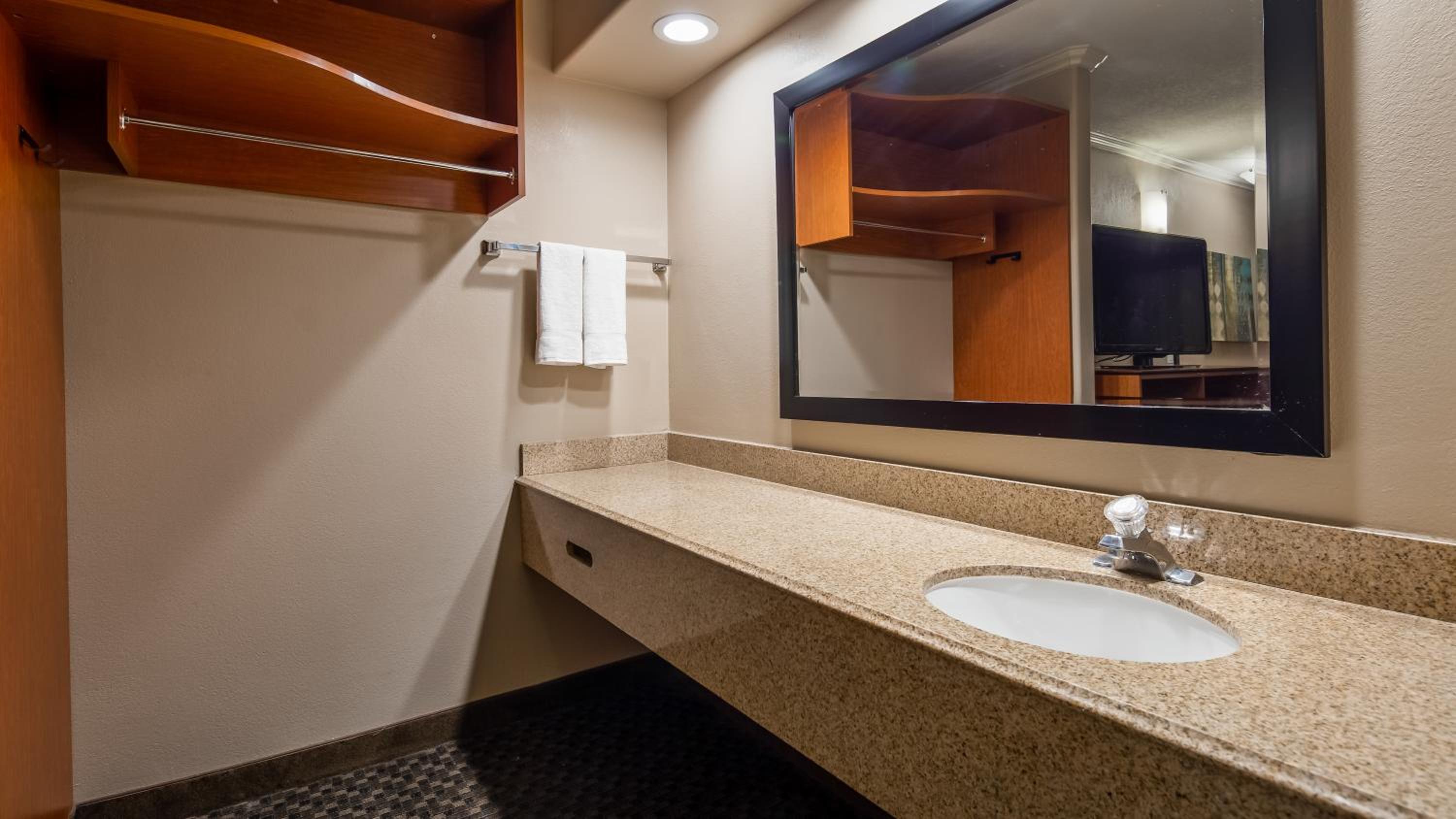 Oxnard Vacations - Best Western Oxnard Inn - Property Image 43