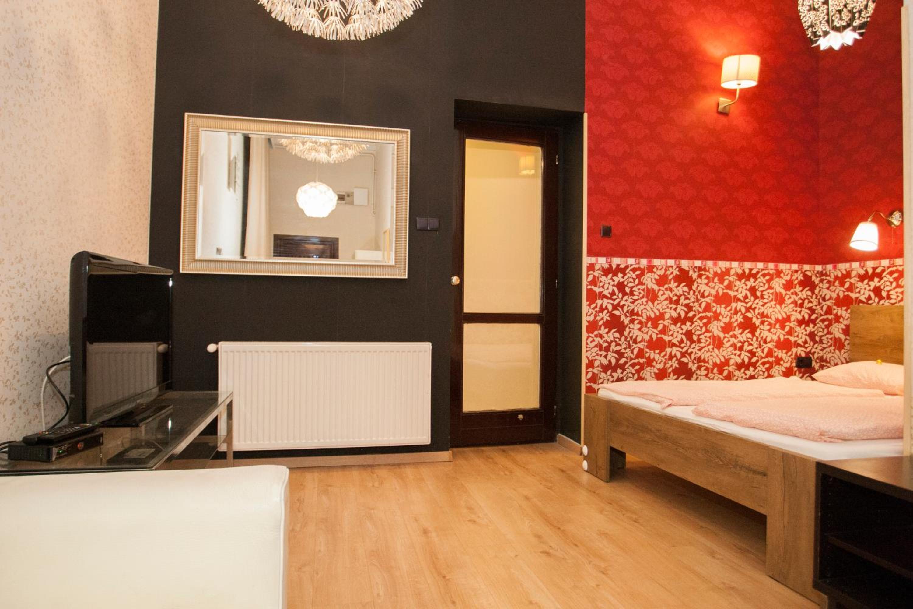 Inviting flat in the heart of town view 3