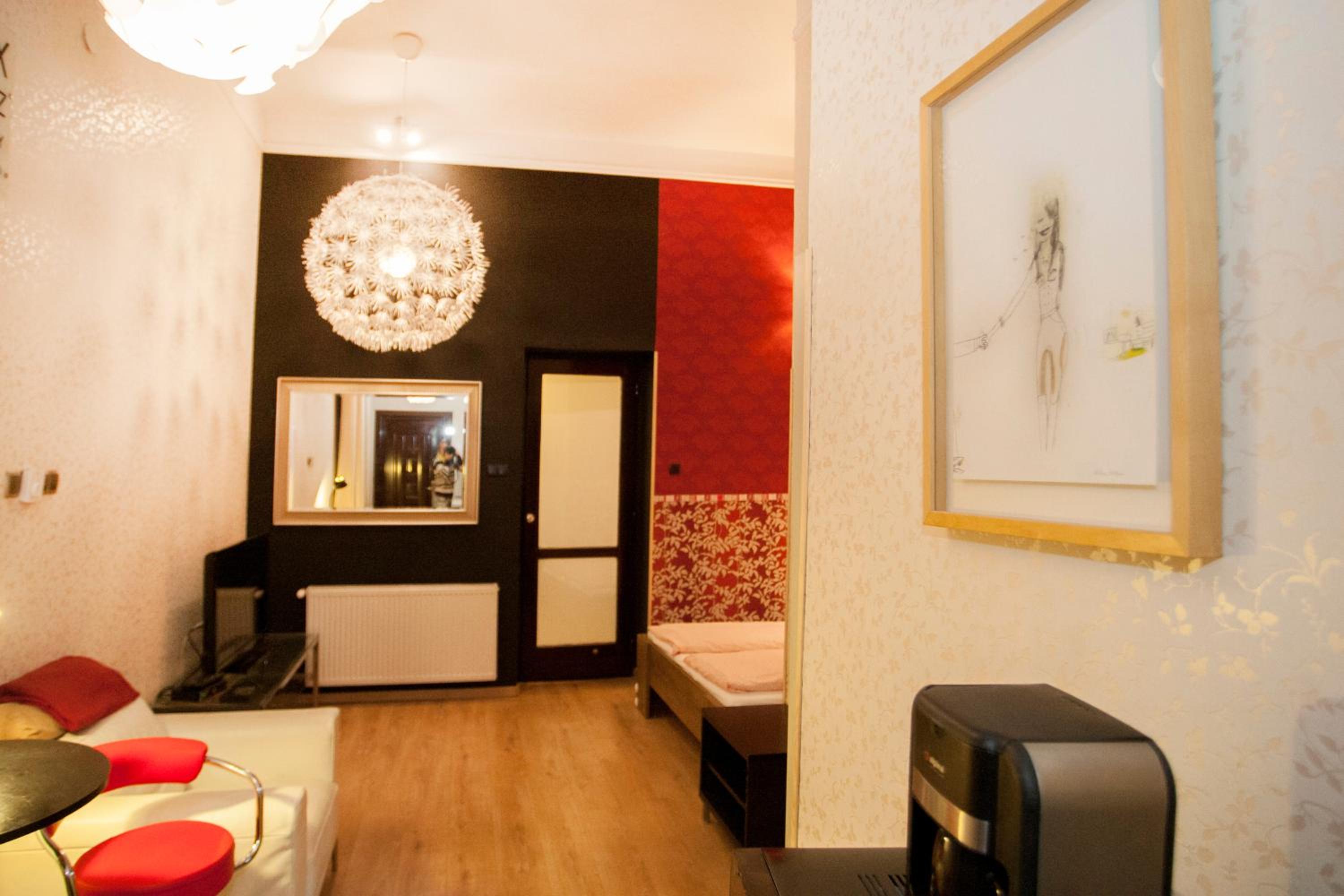 Inviting flat in the heart of town view 4
