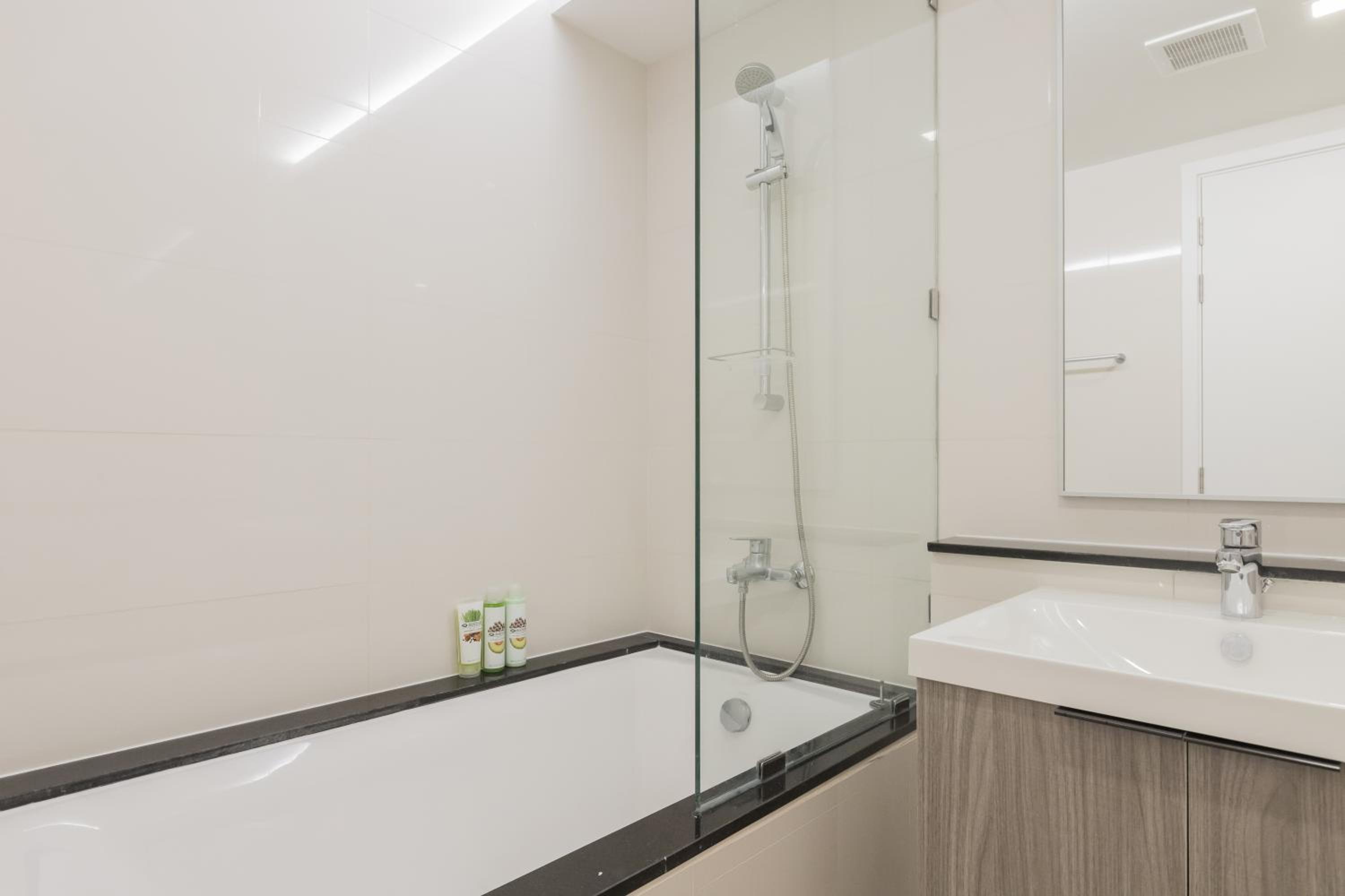 Sukhumvit Asok Modern Suite