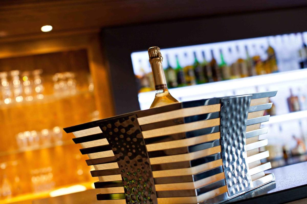 bar