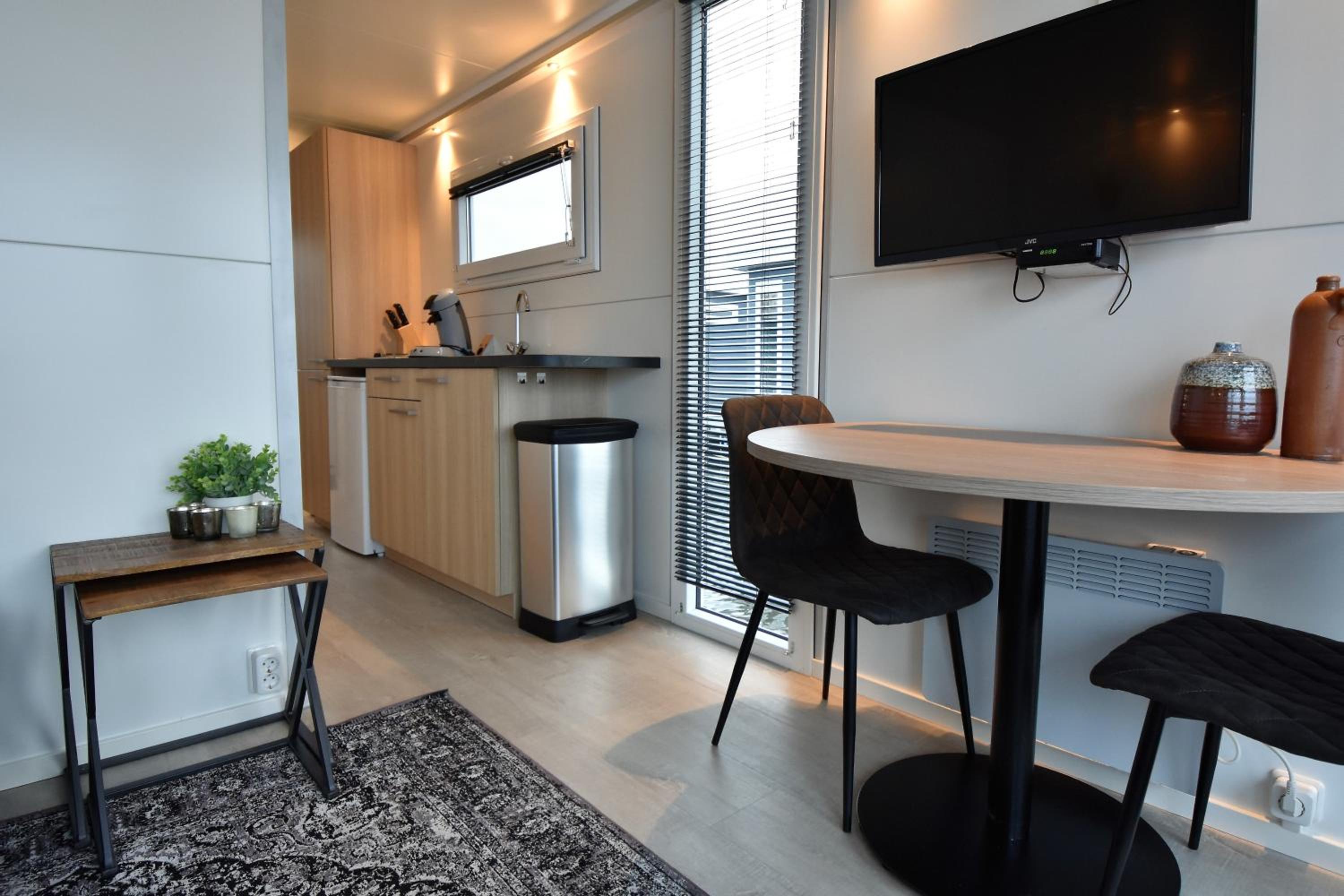 Cozy floating boatlodge "Maastricht". view 4