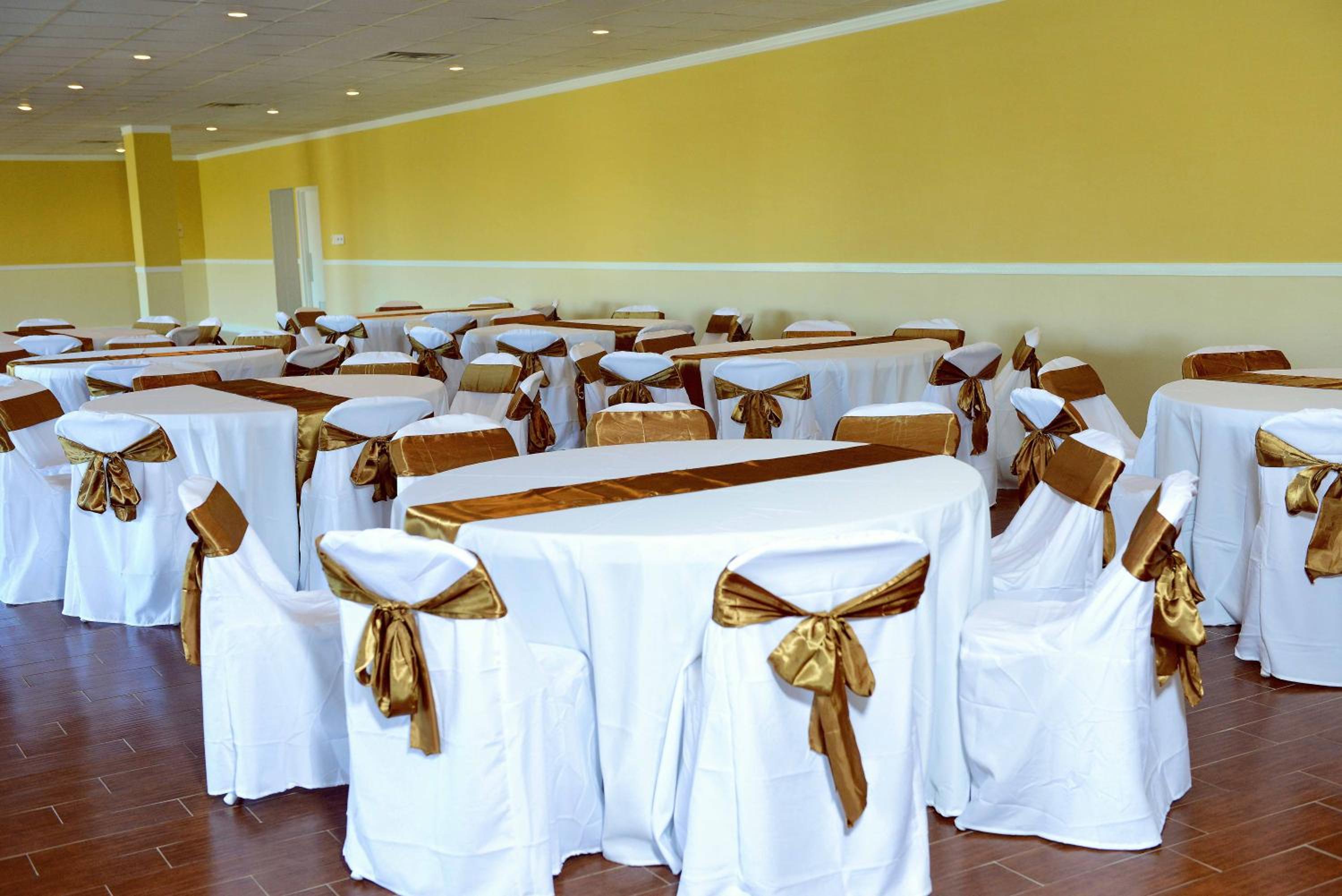 Palestine Vacations - Express Inn  Suites - Property Image 4