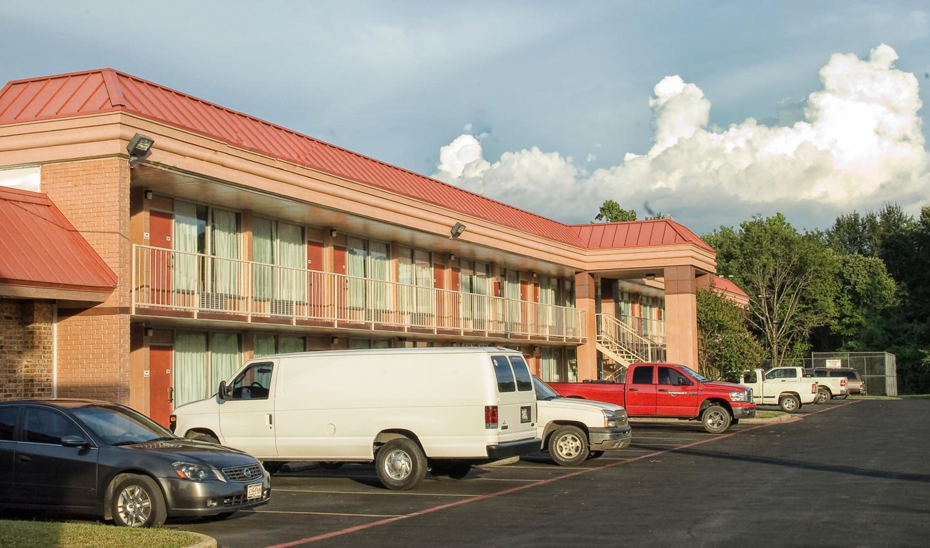 Palestine Vacations - Express Inn  Suites - Property Image 5
