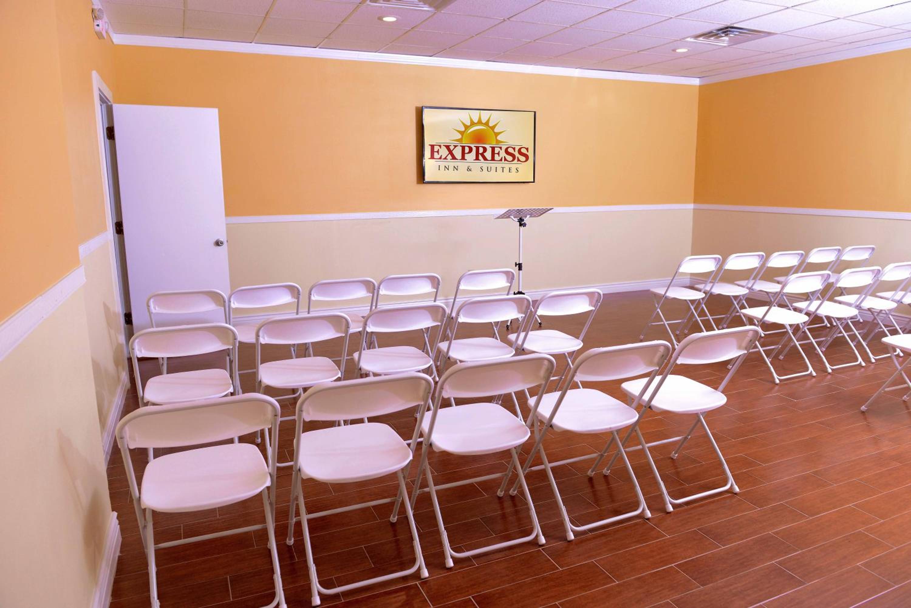 Palestine Vacations - Express Inn  Suites - Property Image 2