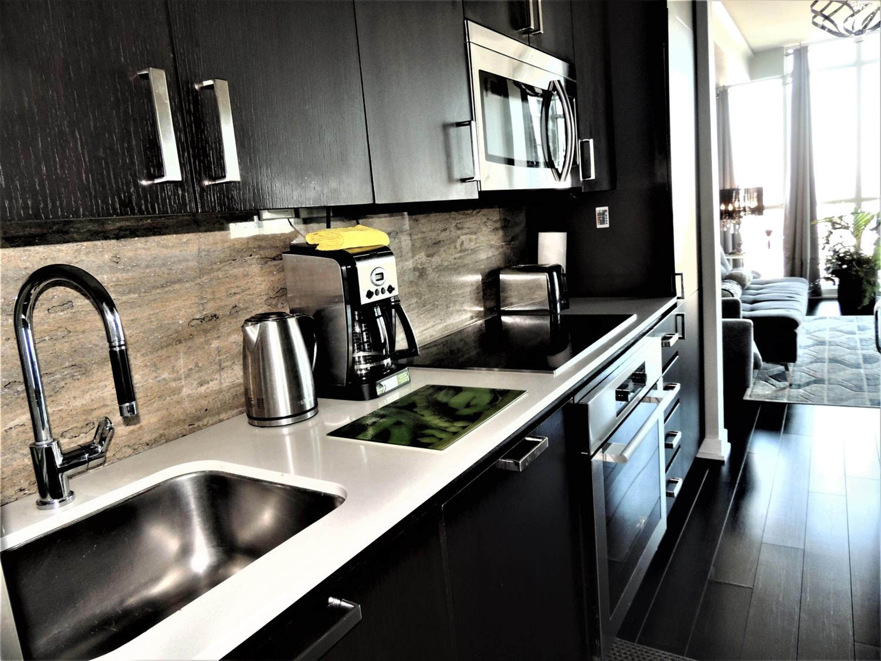 TVHR - Luxury Condos in Heart of Downtown with Breakfast