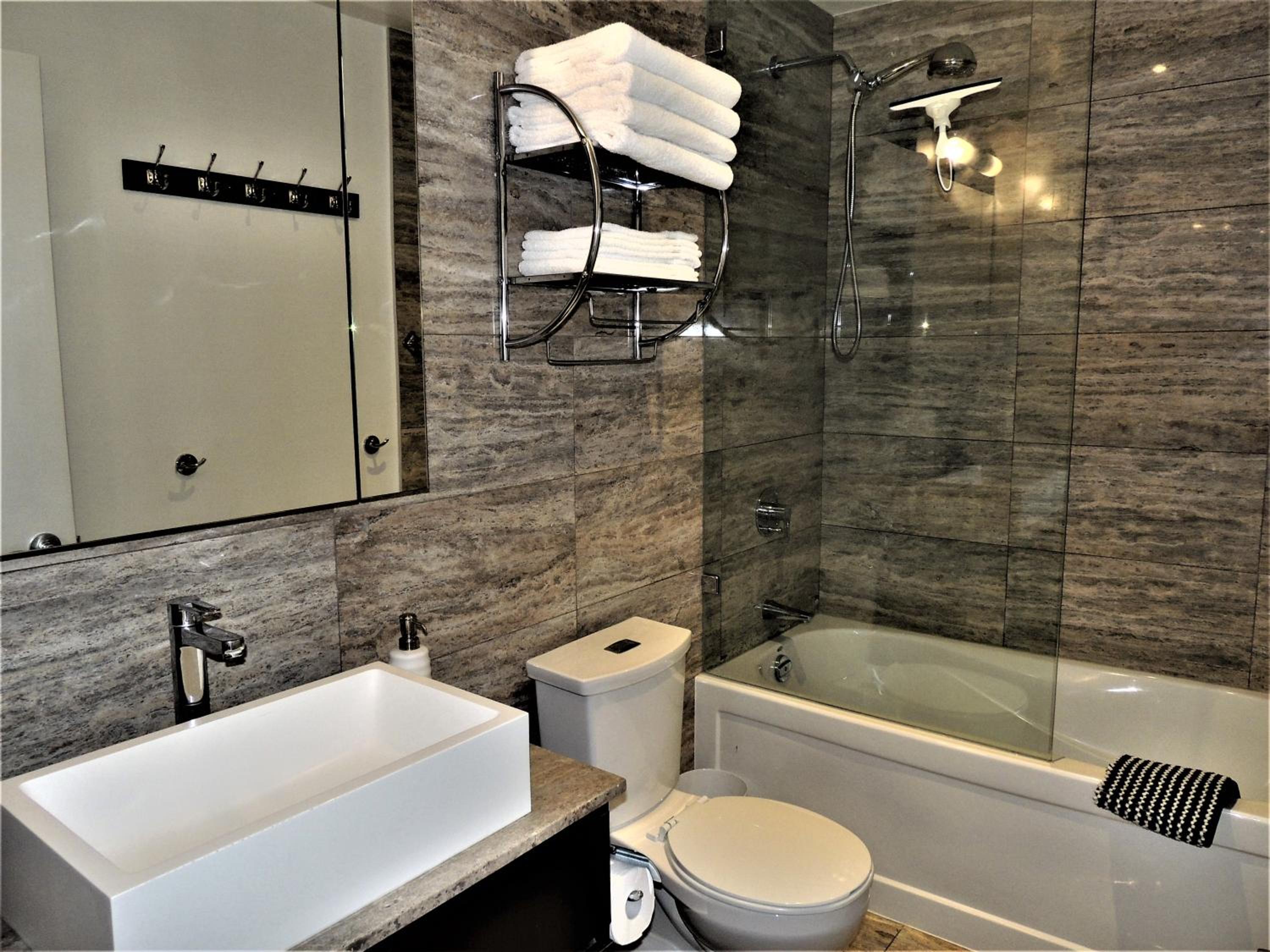 TVHR - Luxury Condos in Heart of Downtown with Breakfast