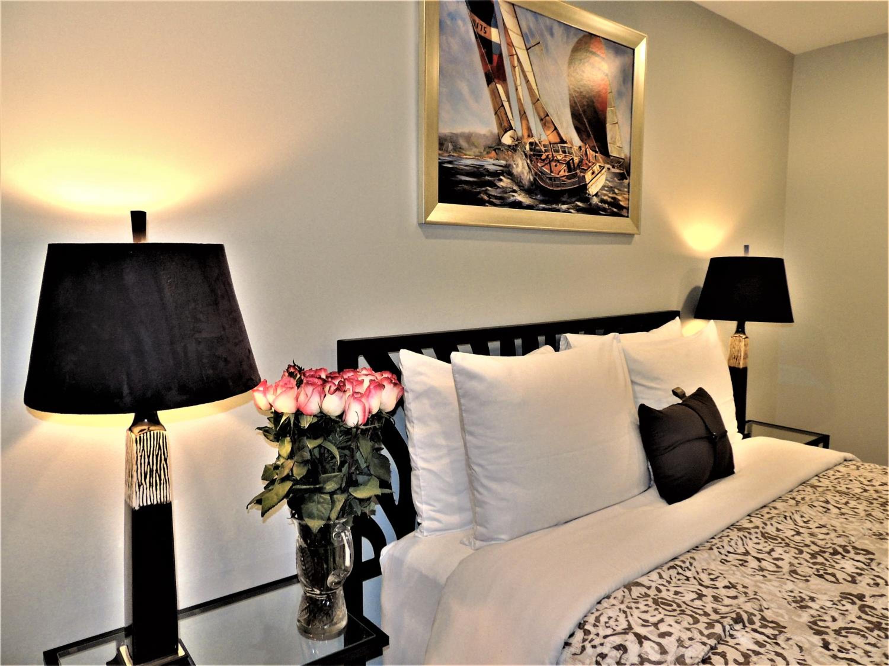 TVHR - Luxury Condos in Heart of Downtown with Breakfast