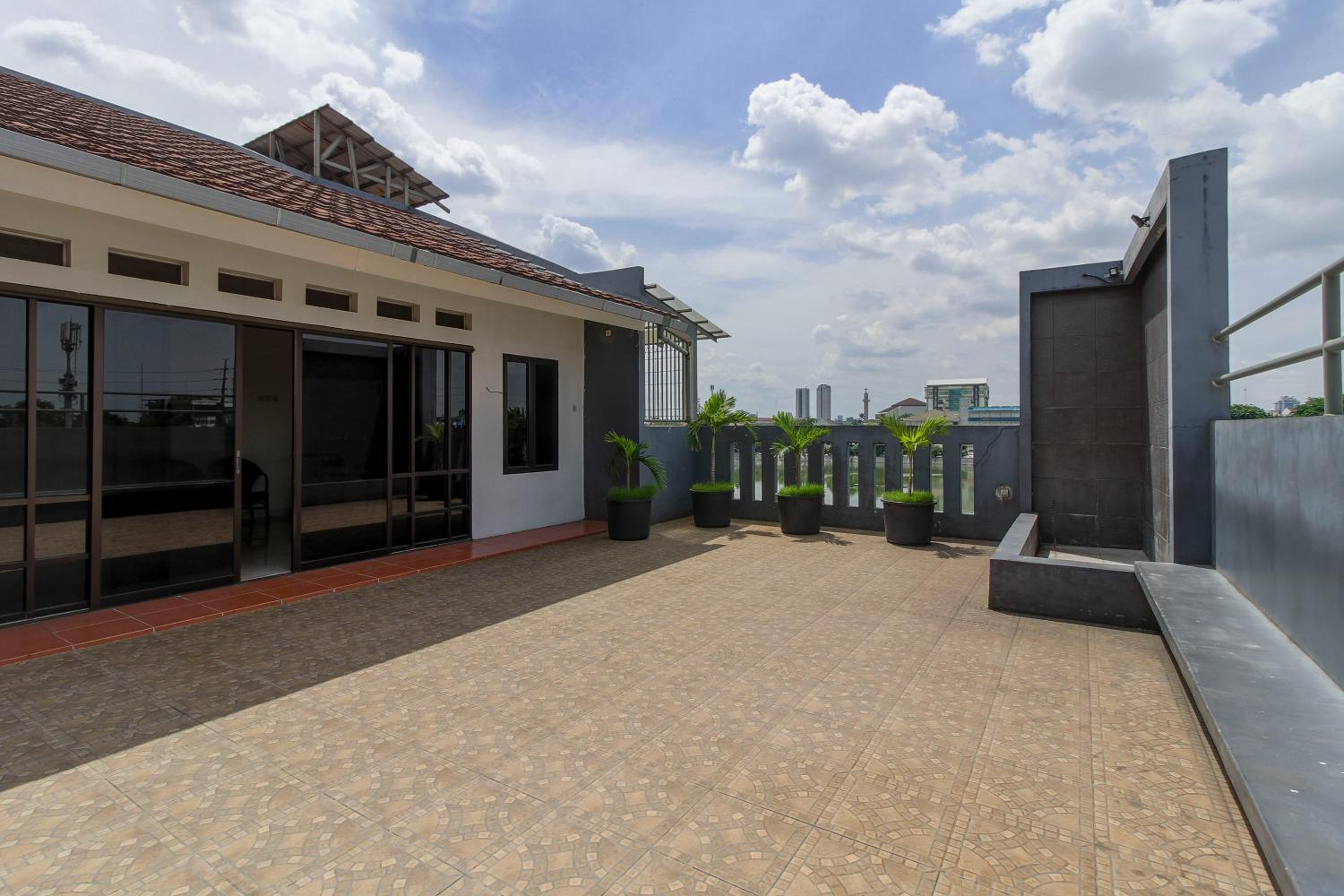RedDoorz @ Tanjung Duren - Image 3