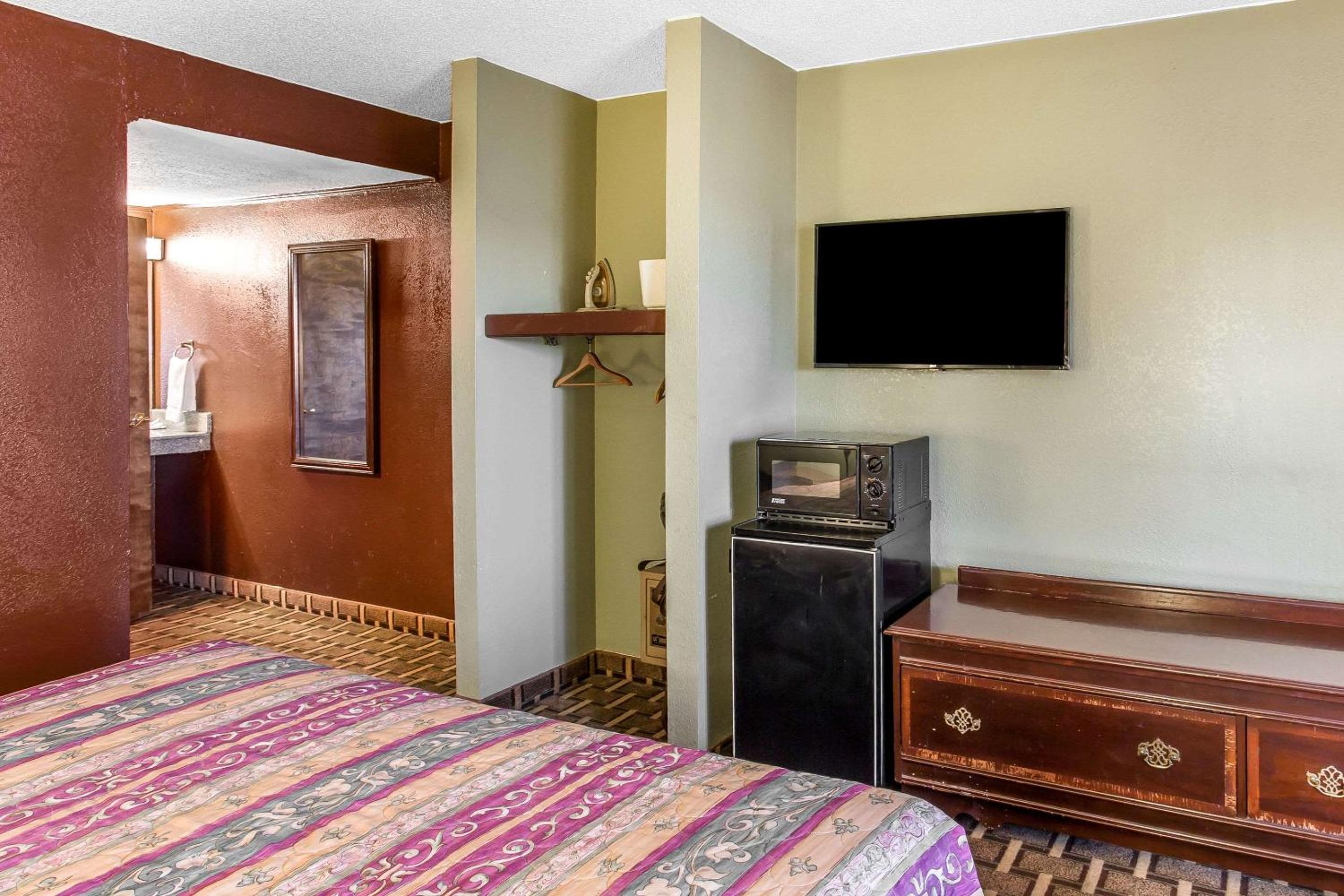 Smyrna Vacations - Rodeway Inn Suites - Property Image 14