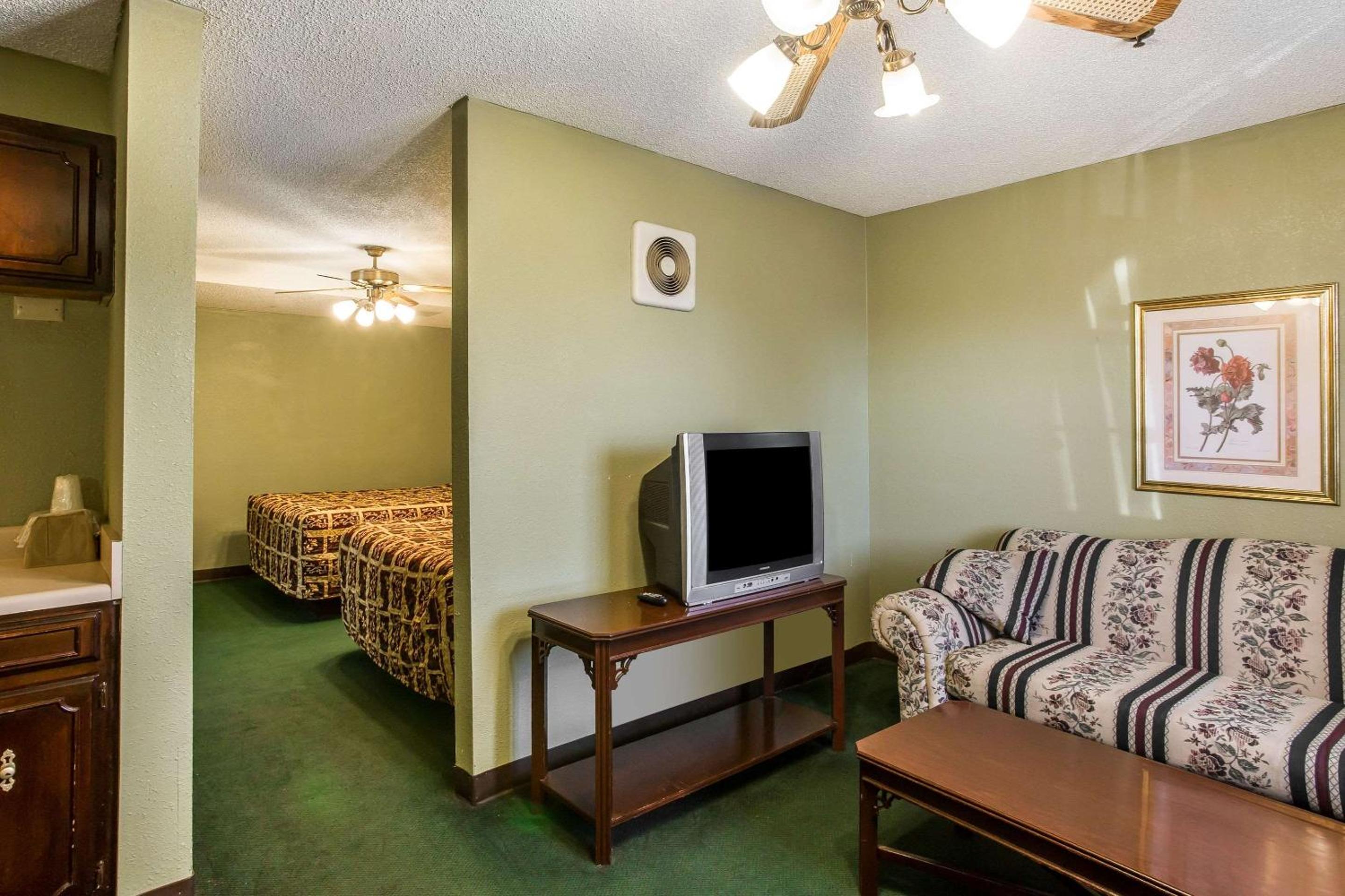 Smyrna Vacations - Rodeway Inn  Suites - Property Image 10
