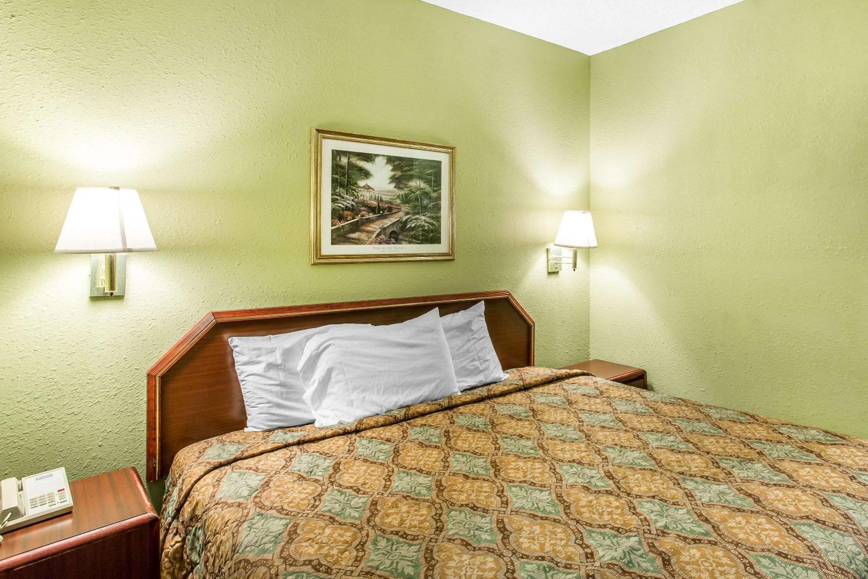 Smyrna Vacations - Rodeway Inn  Suites - Property Image 9